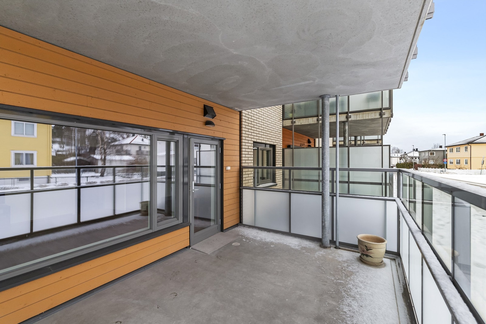 Overbygget og vestvendt veranda som er godt skjermet Galleribilde