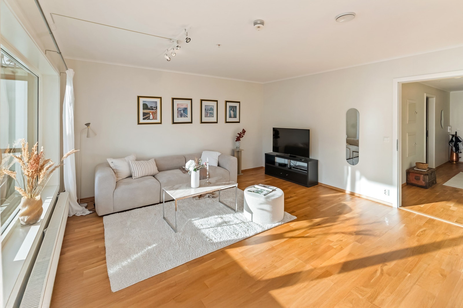 Parkett på gulv og lysmalte flater er gjennomgående i leiligheten Galleribilde