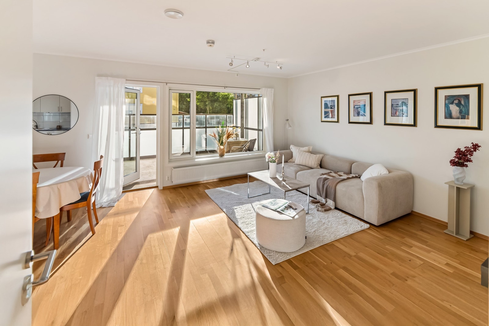 Stuen er lys og trivelig med svært gode lysforhold Galleribilde