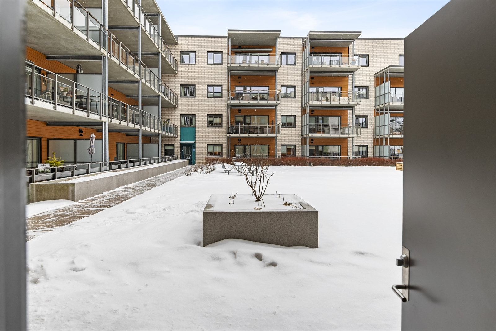 Inngang fra svalegang og lukket atrium kun for beboere Galleribilde