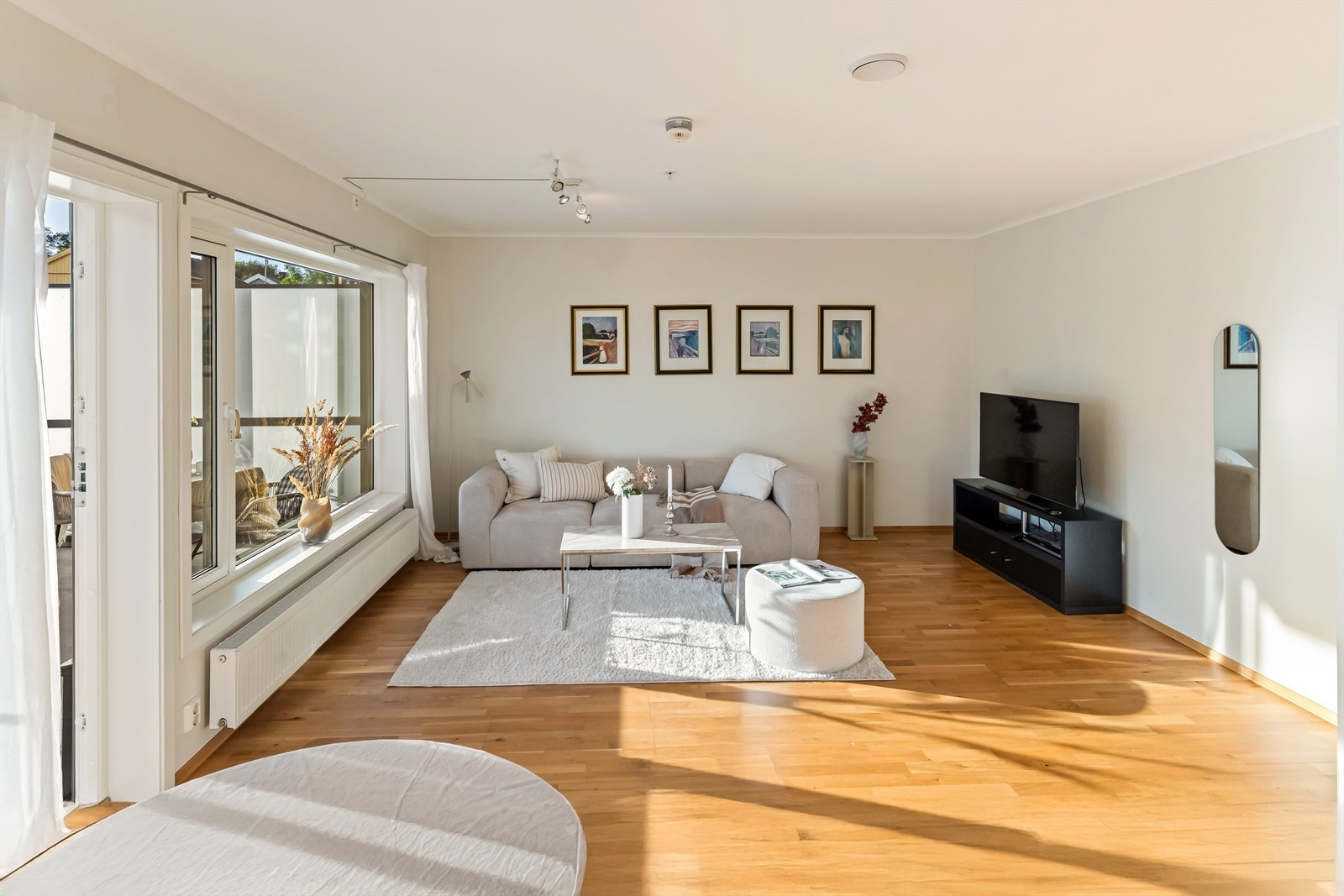 I stuen har man god plass til salong og go'stoler Galleribilde