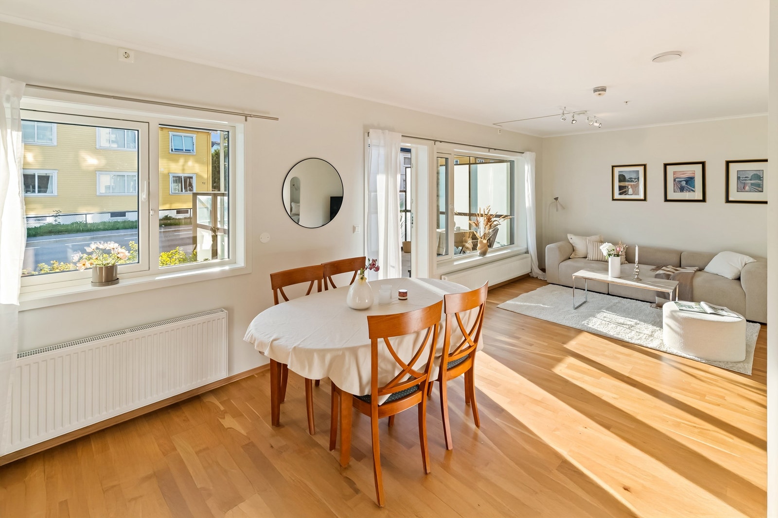 Leiligheten har oppvarming med vannbåren varme i radiatorovner i oppholdsrom Galleribilde