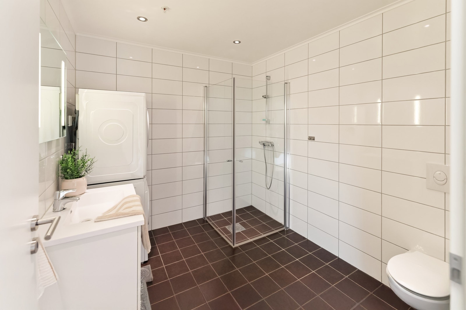 Badet er innredet med pene fliser Galleribilde