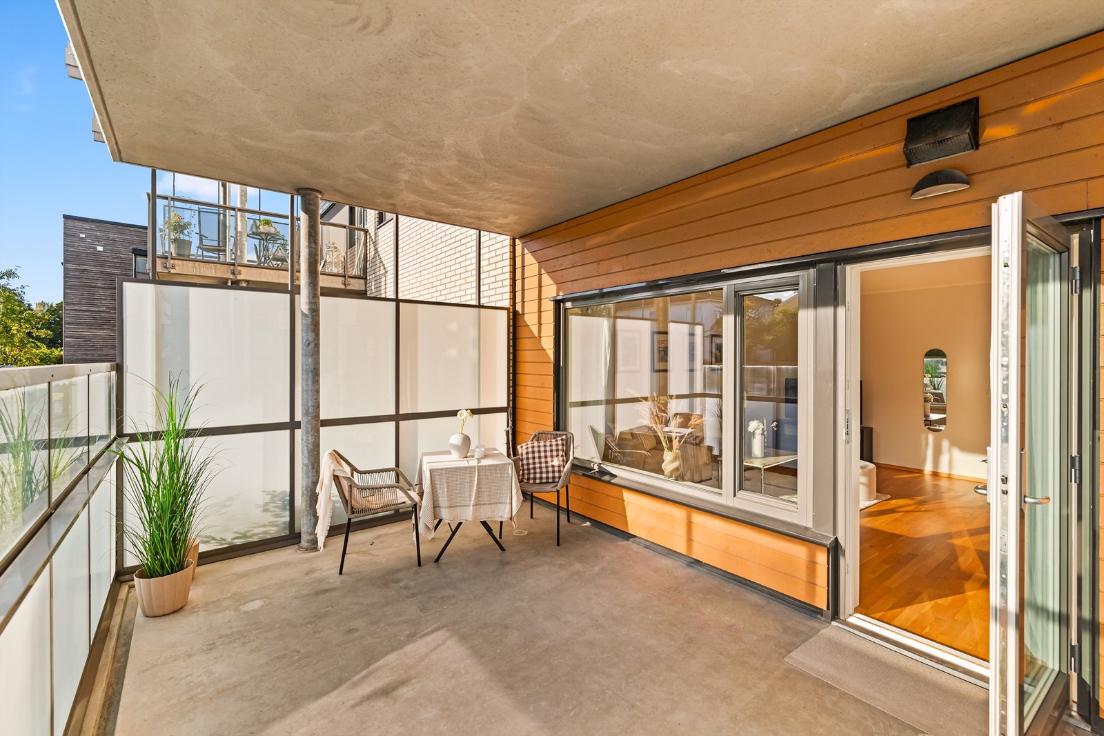 Overbygget og vestvendt veranda med utgang fra stuen Galleribilde