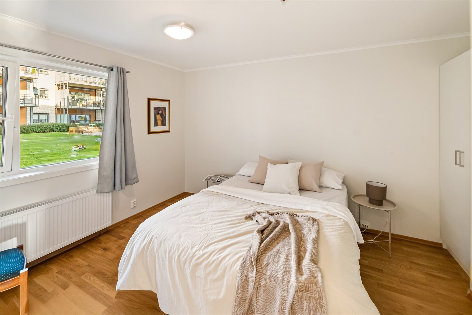 Hovedsoverommet ligger mot atriumet, svalt og usjenert Galleribilde