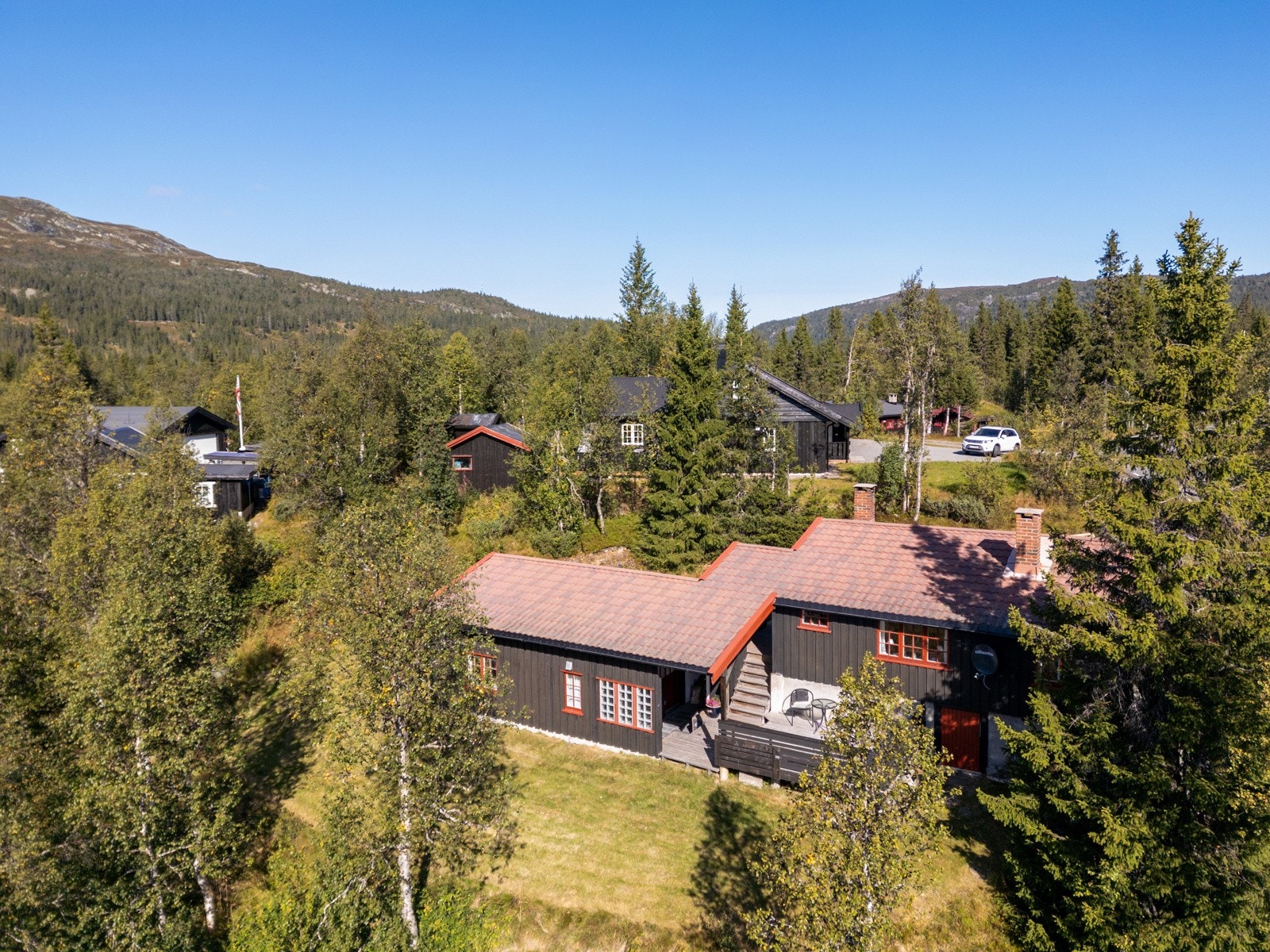 Dette er en koselig og oppgradert hytte med strøm og innlagt vann, perfekt for både helger og lengre opphold Galleribilde