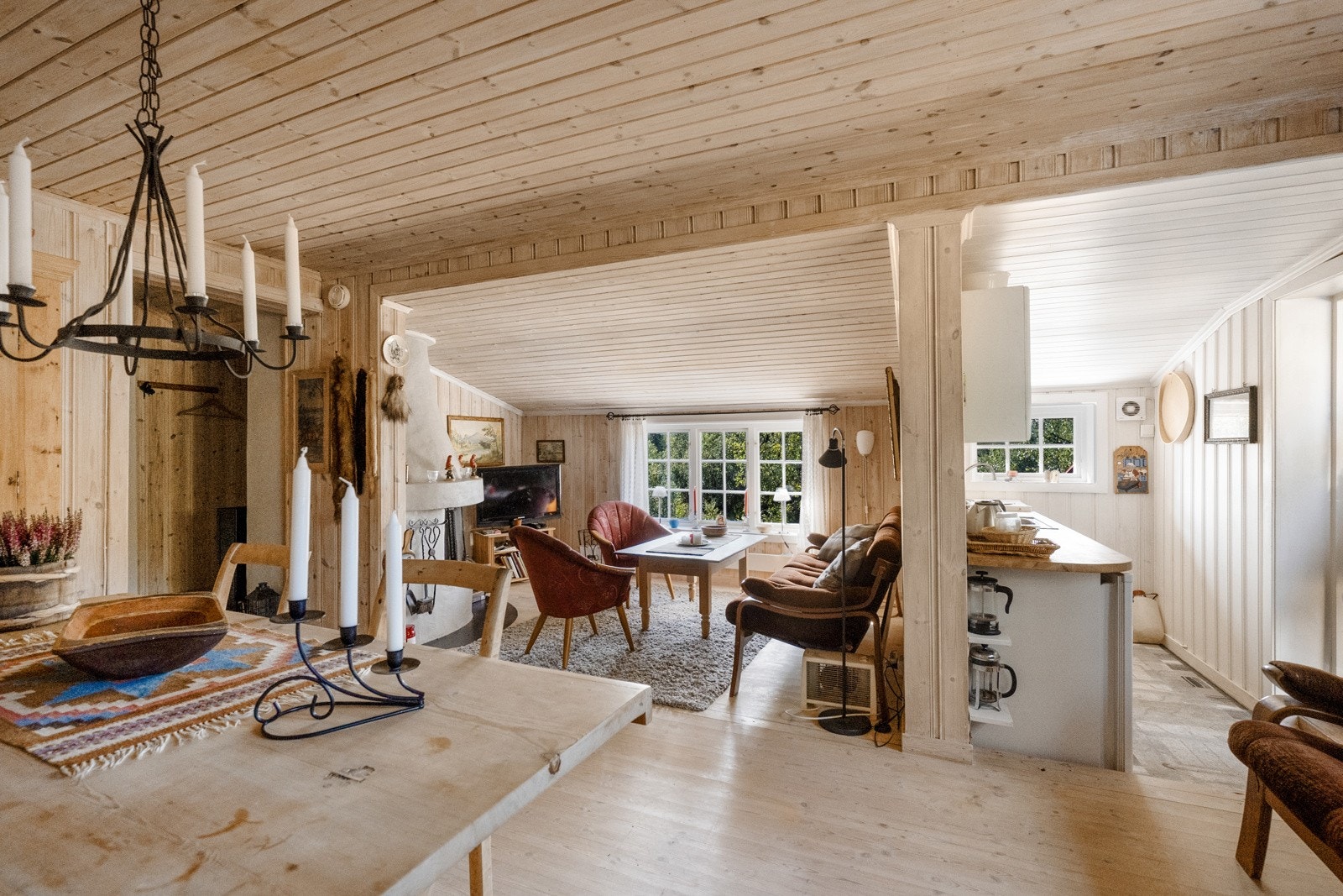 Koselig og funksjonell stue- og spisestueløsning med god plass til både sofagruppe og spisebord. Galleribilde