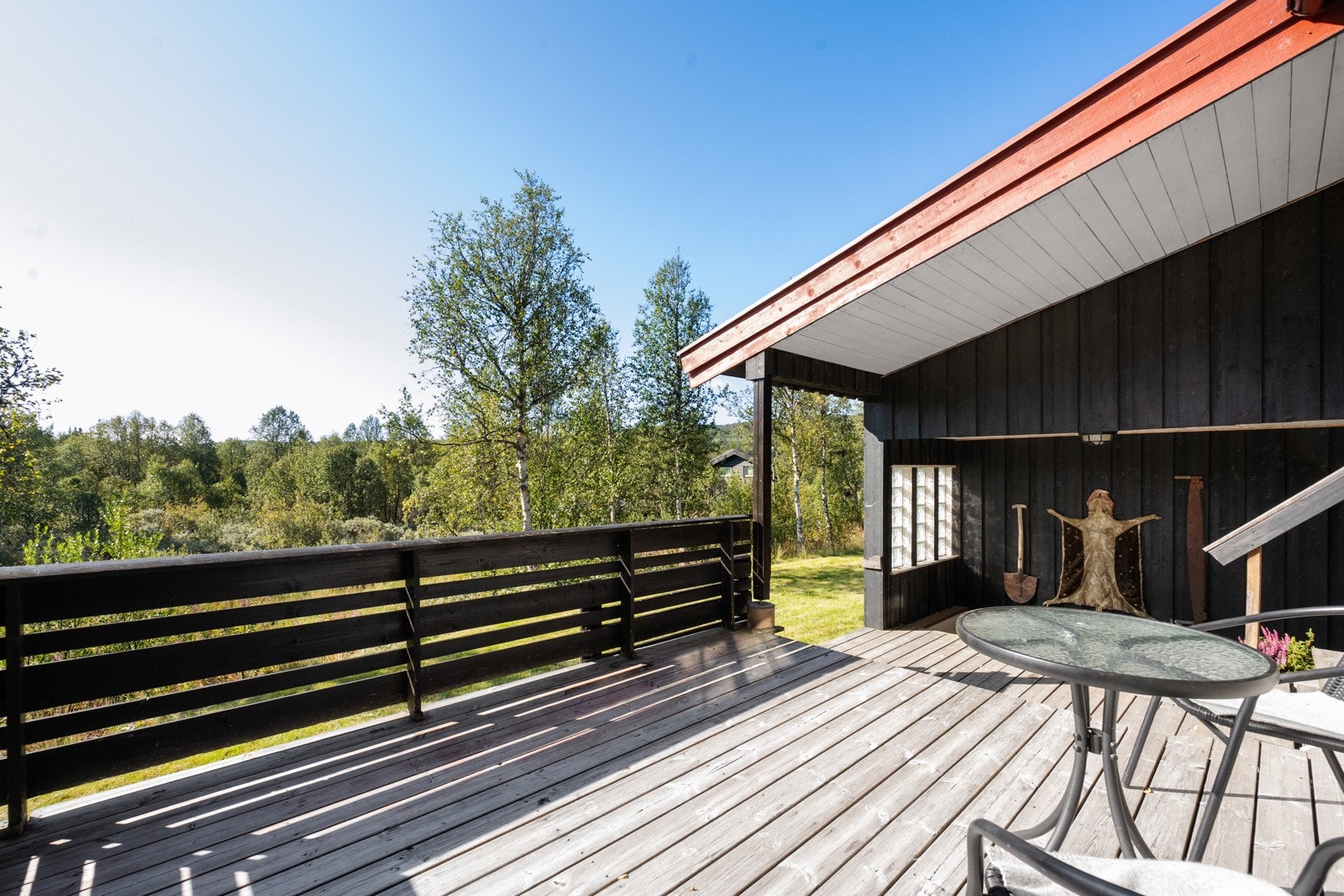 Utenfor hytten finner du en solrik platting - perfekt for utemøbler og hyggelige stunder utendørs. Galleribilde