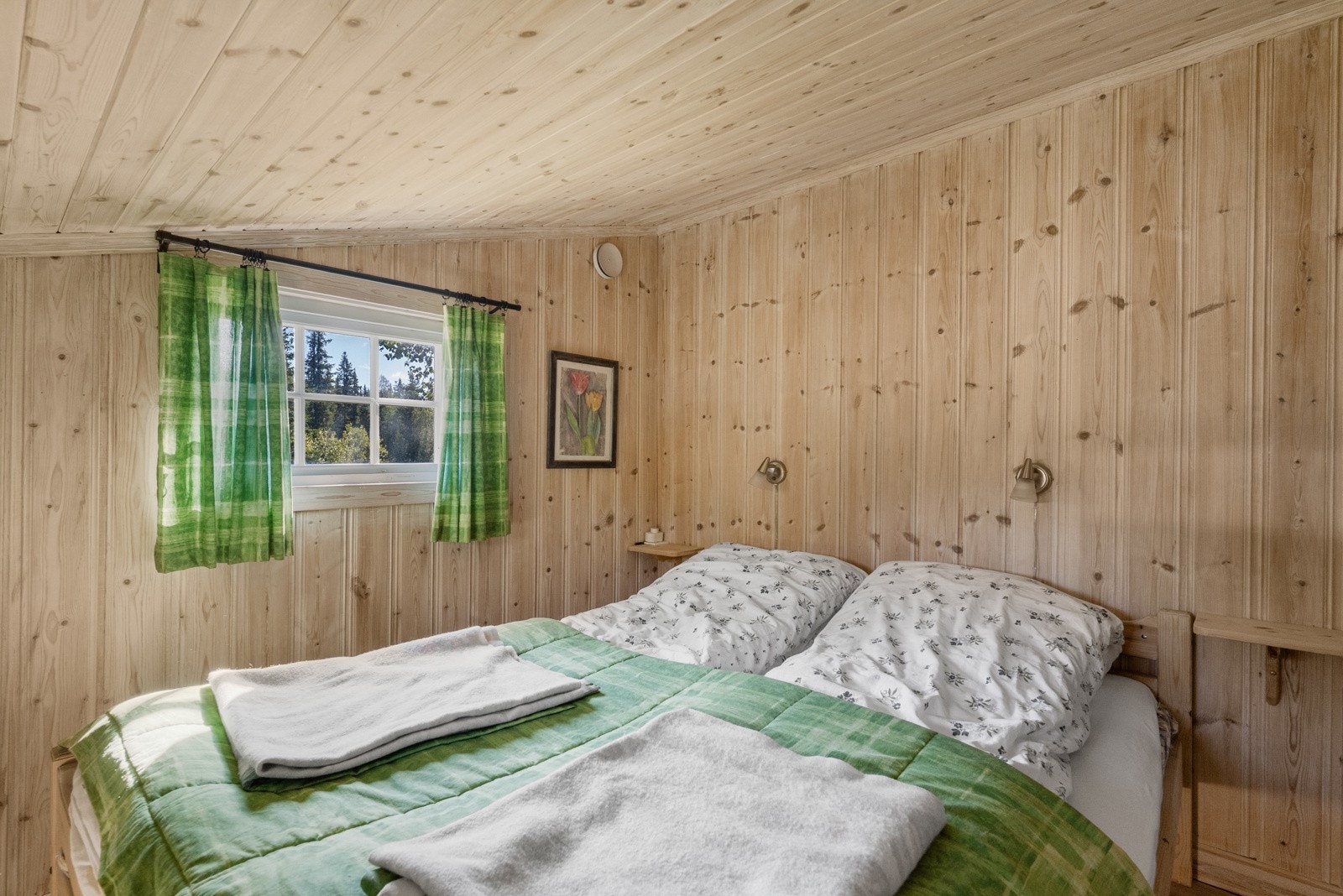 Hytten har tre soverom, alle med plass til senger og oppbevaring. Dette gir god overnattingskapasitet for familie og gjester. Galleribilde