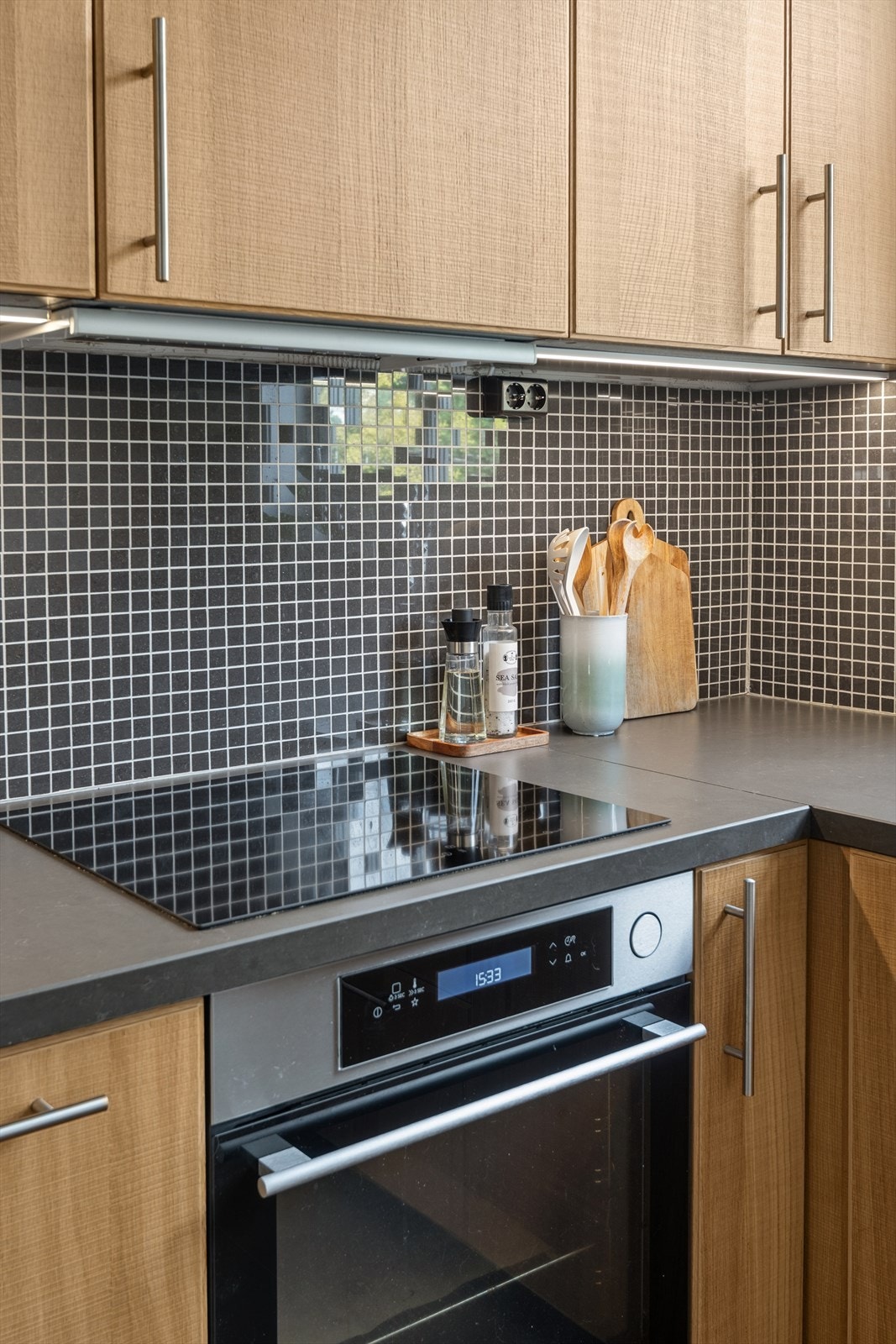 Plass til integrerte hvitevarer som platetopp, komfyr, kjøleskap, vinskap og oppvaskmaskin. Galleribilde