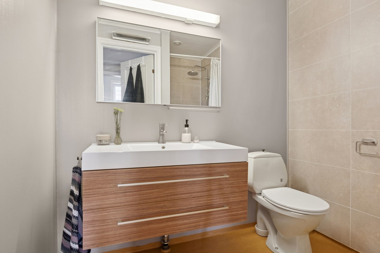 Av våtrom finnes det et eldre baderom med nyere våtromsplater i dusjnisjen. Veggene i rommet med våtromstapet er fra 1983, mens våtromsplater har ukjent alder. Galleribilde