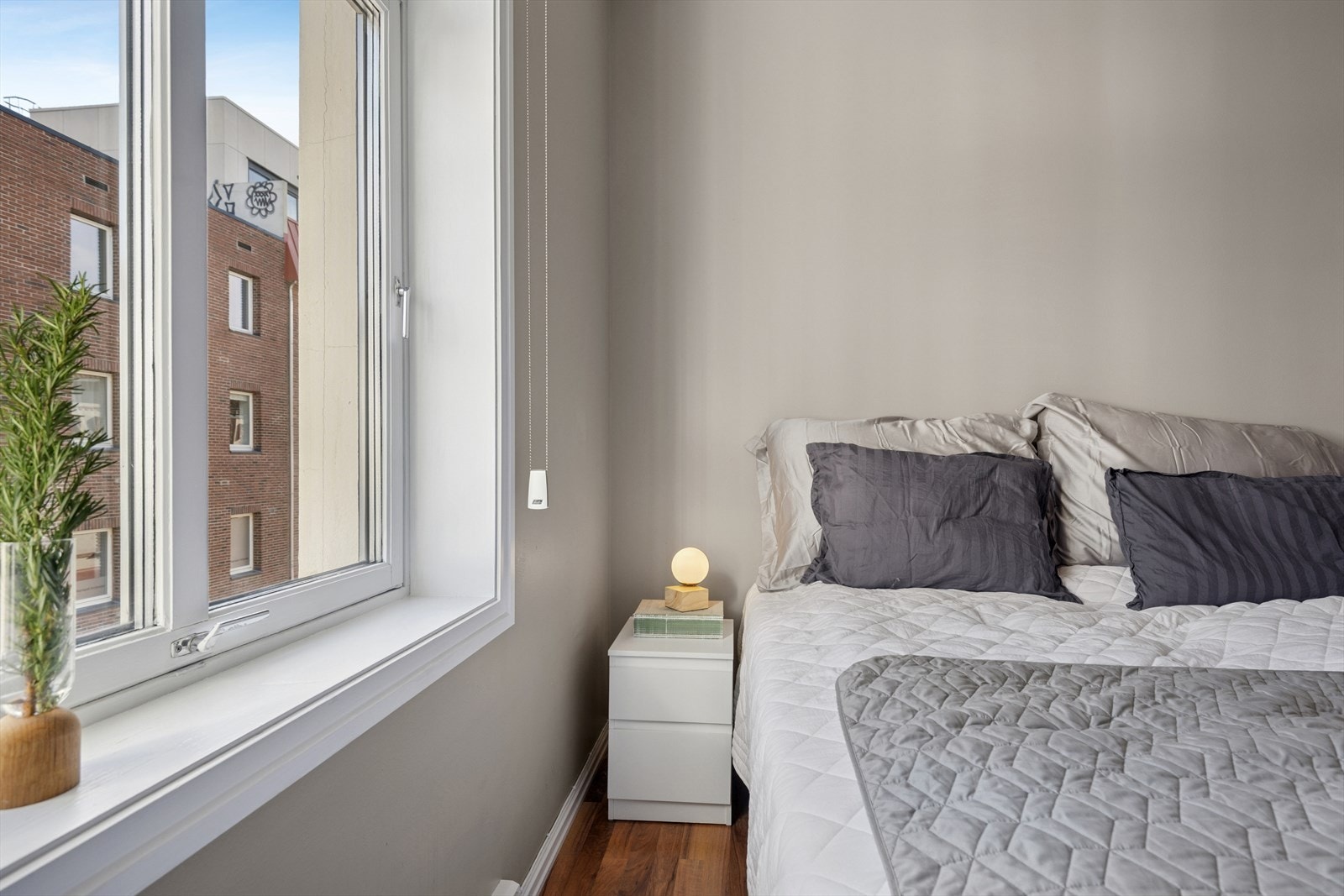 Rommet har en nøytral fargepalett som gir et tidløst uttrykk og gjør det enkelt å tilpasse med personlig innredning. Galleribilde