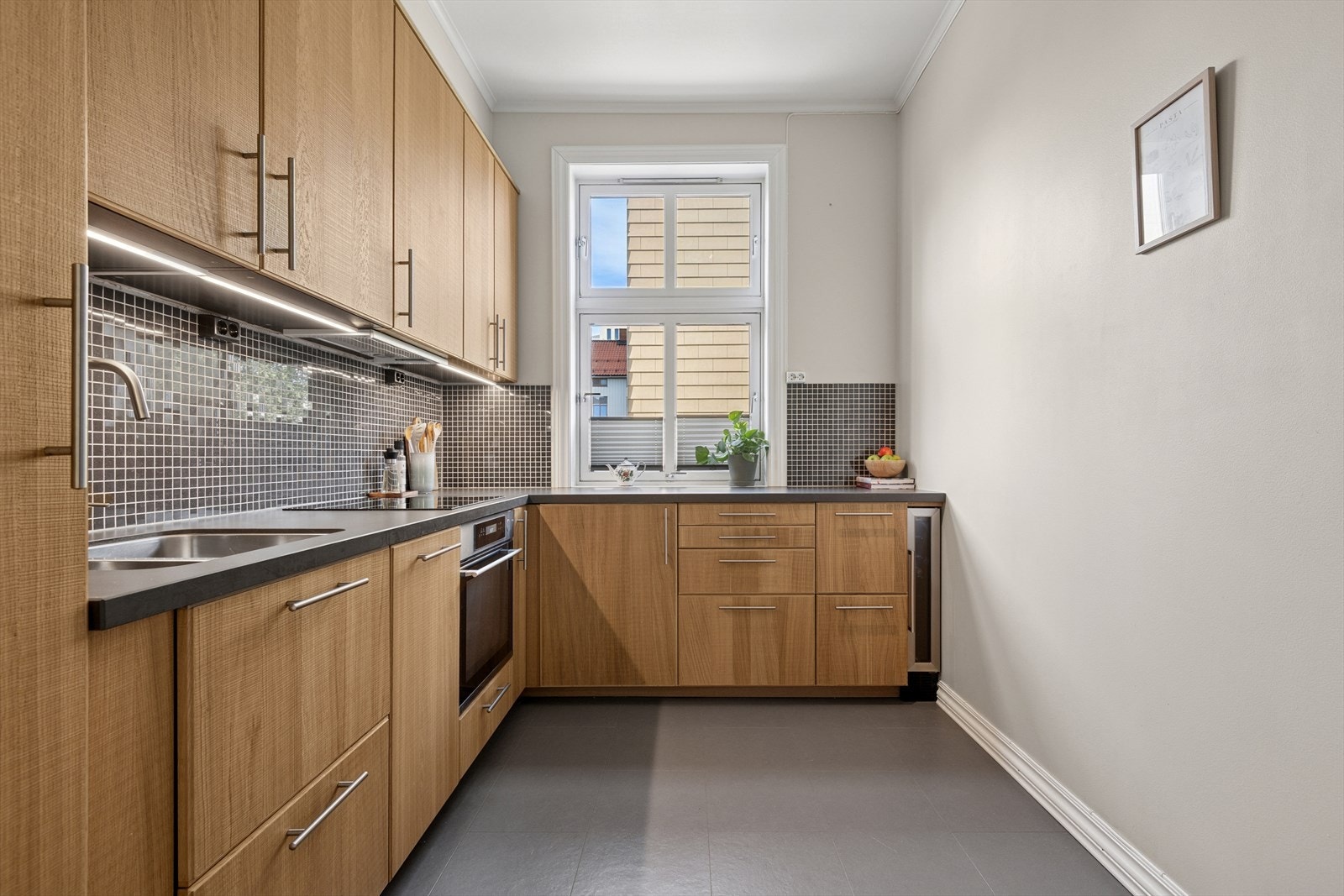 Innredningen har vinkelformet benkeplass og gir optimale arbeidsforhold for matlaging. Galleribilde