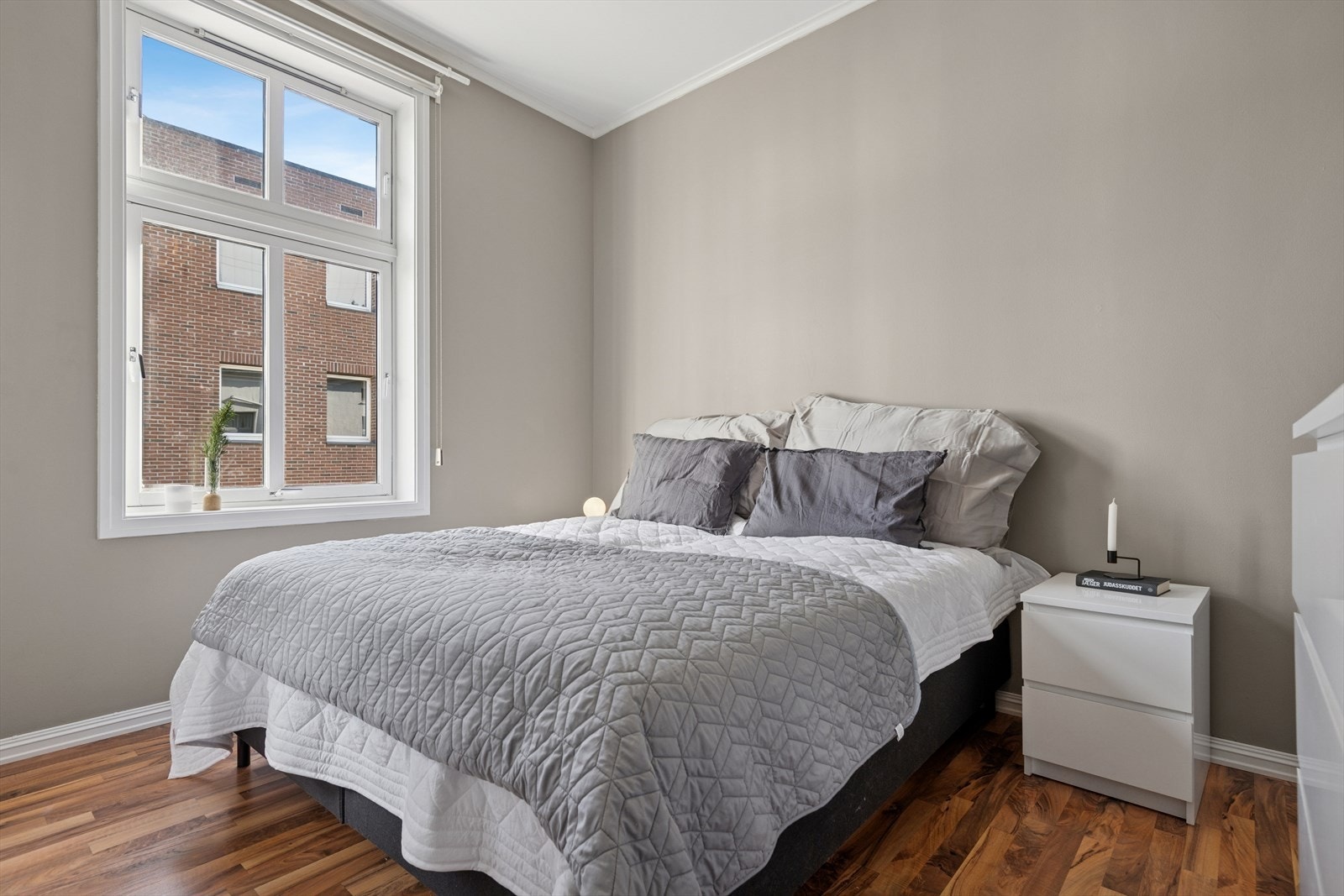 Soverommet fremstår som rolig og behagelig, med plass til både seng og garderobeløsning. Galleribilde