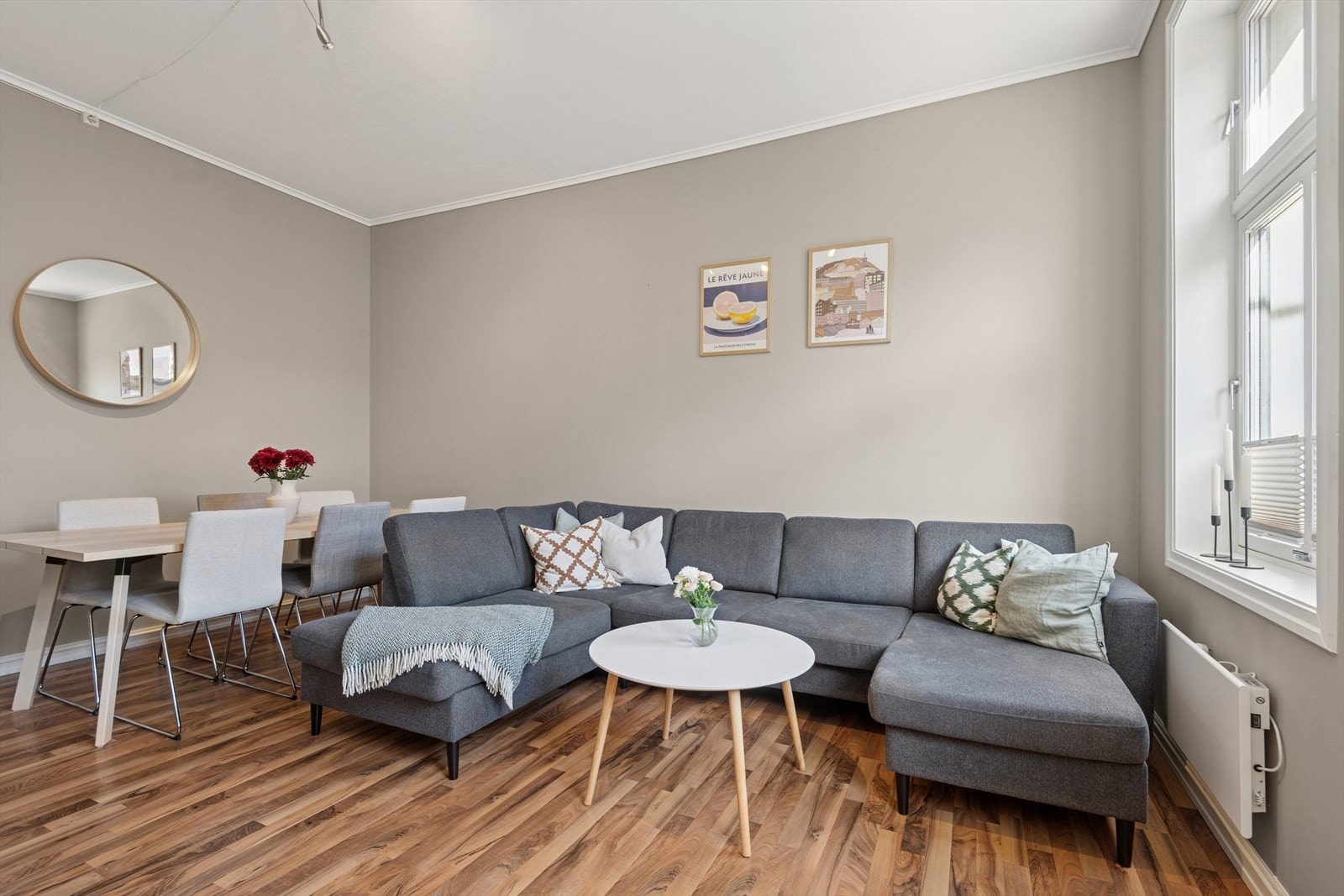 Rommet har en god størrelse og en praktisk utforming som gir fleksible møbleringsmuligheter. Galleribilde