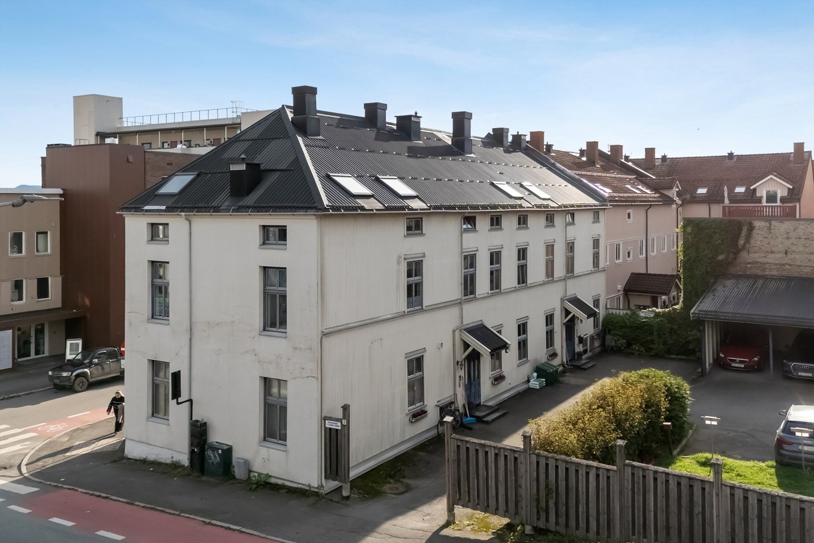 Kun noen få hundre meter unna finner du Hamar stasjon og skysstasjonen, med hyppige togavganger til Oslo - perfekt for både pendling og helgeturer. Galleribilde