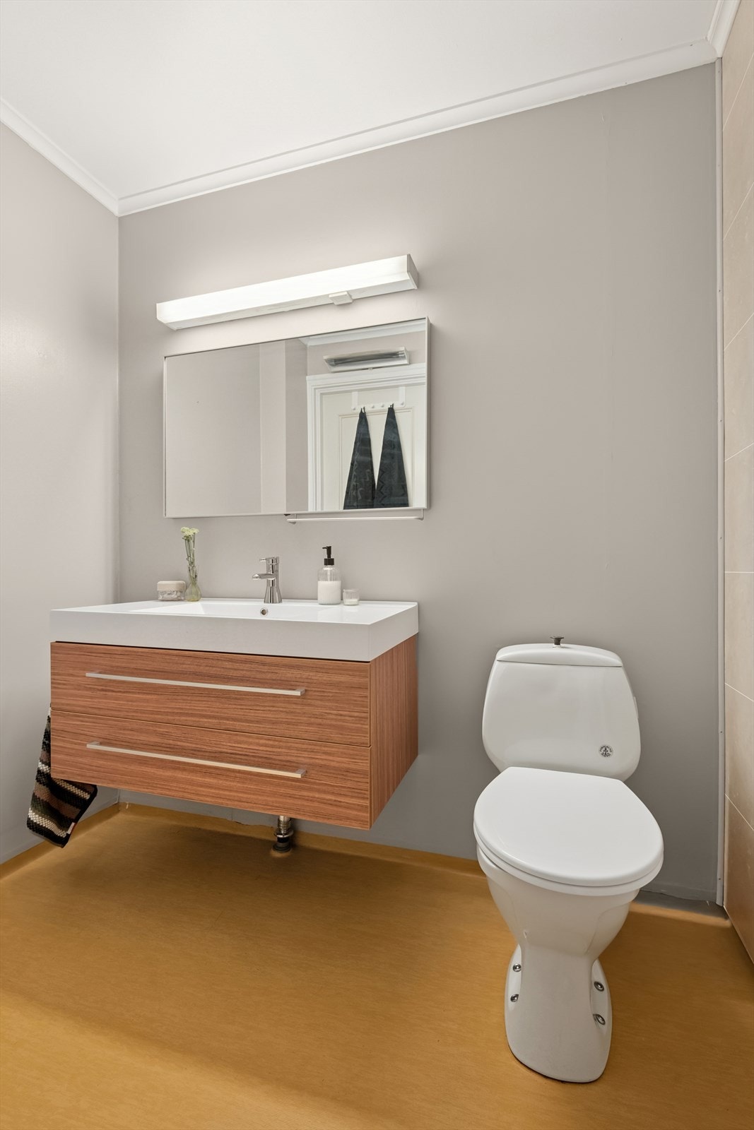 Rommet har innredning med slette fronter, heldekkende servant, ett-greps blandebatteri, speil og lys. Innredningen er nyere enn 1983. For øvrig er det dusjnisje med forheng og vegghengt dusjbatteri, samt gulvmontert toalett. Galleribilde