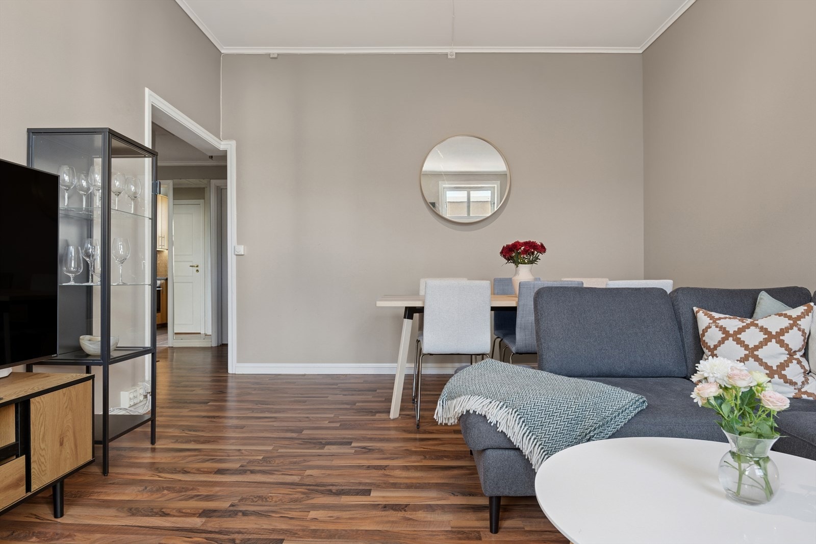 Her er det enkelt å skape en hyggelig atmosfære, enten du ønsker en avslappende sofakrok eller et sosialt samlingspunkt. Galleribilde