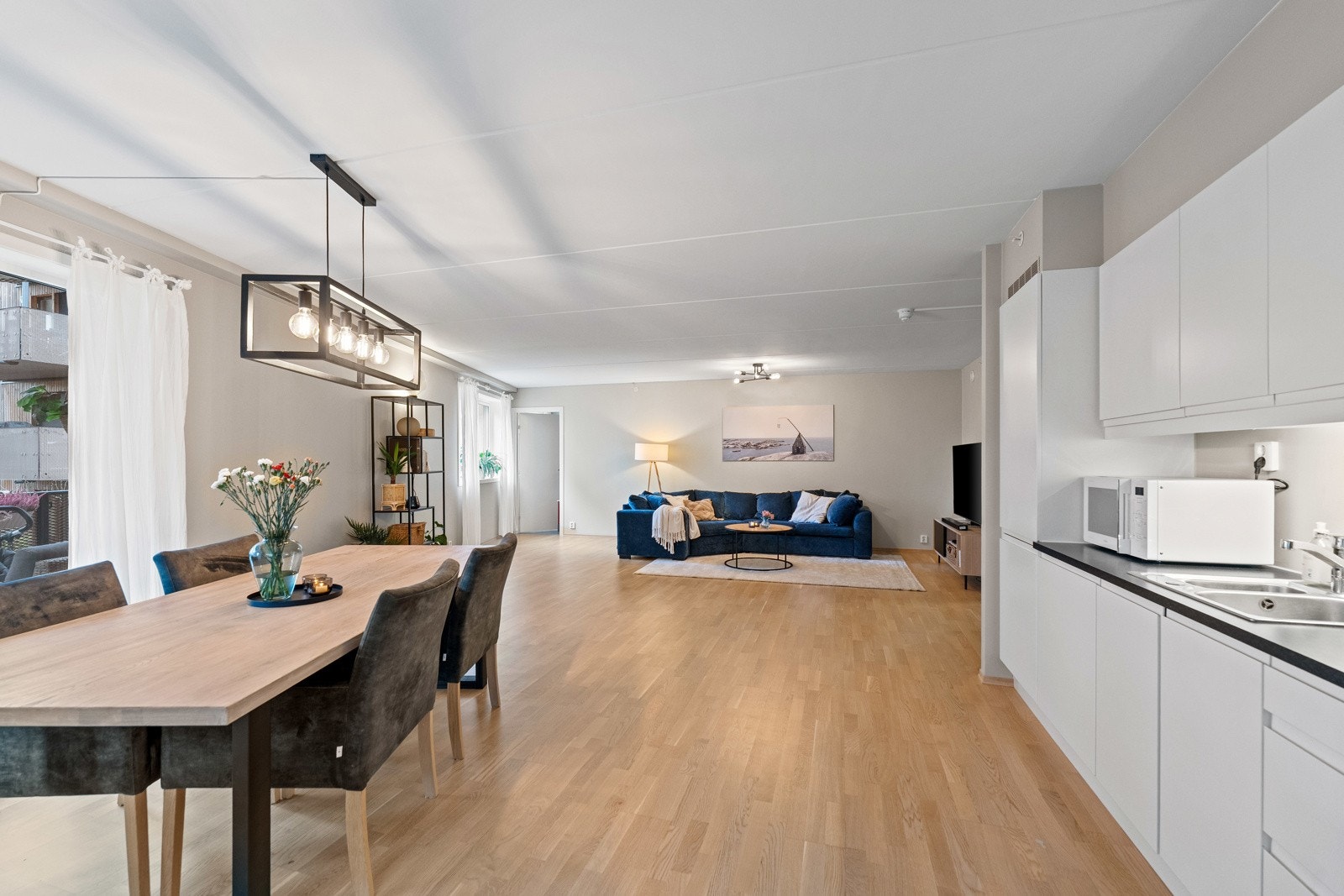 Den store, åpne stue- og kjøkkenløsningen gir god møbleringsfrihet Galleribilde