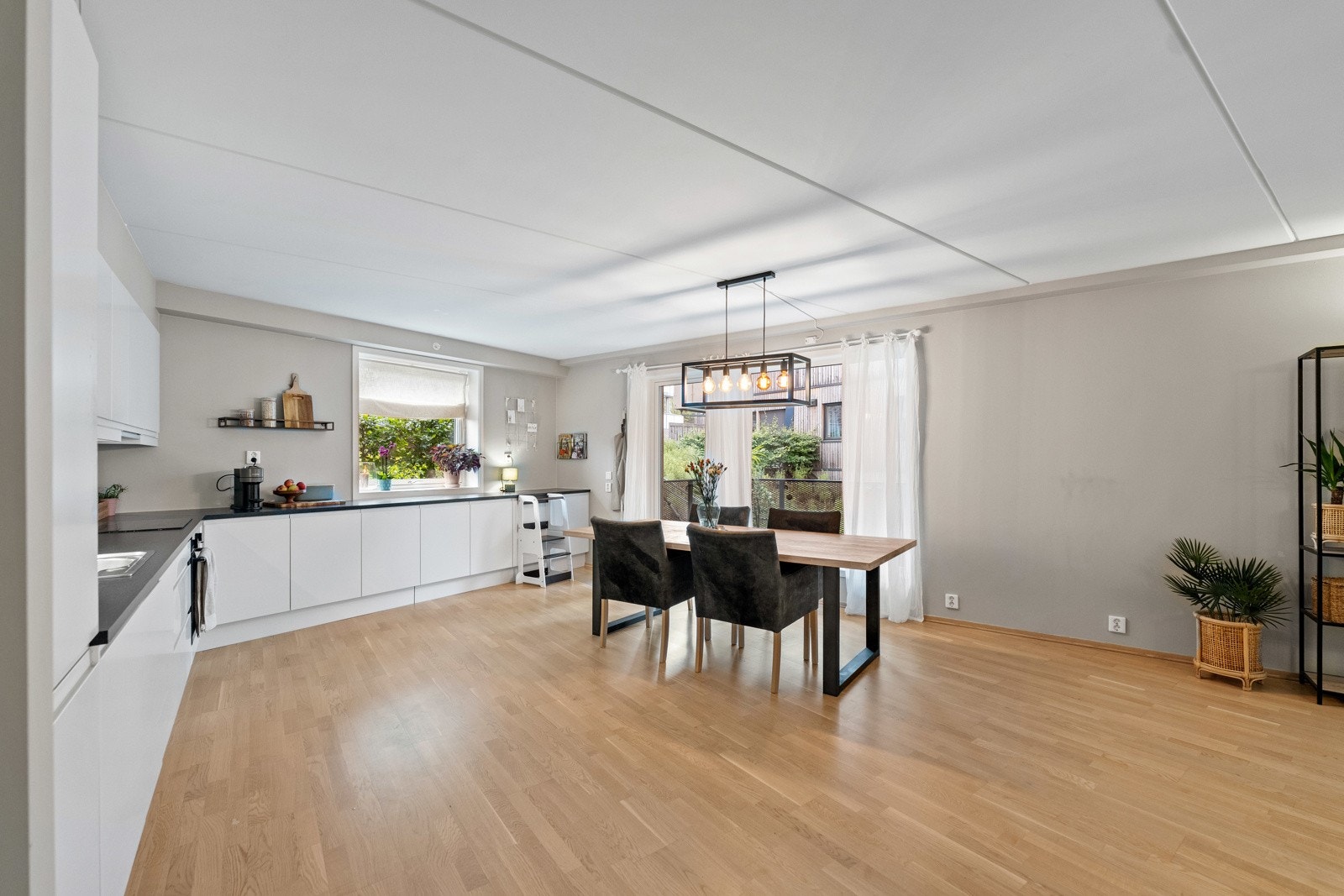 Rommet har naturlige soneinndelinger og det er god plass til spisebord med plass til mange gjester Galleribilde