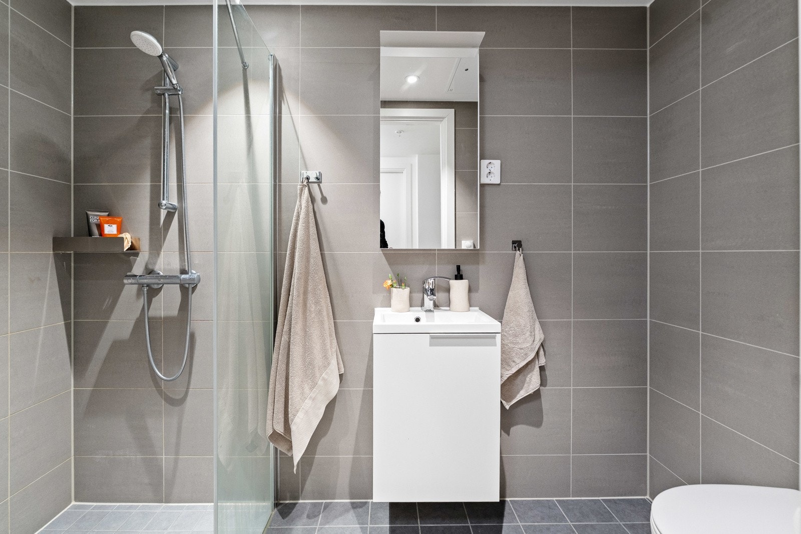 Delikat flislagt bad med gulvvarme Galleribilde