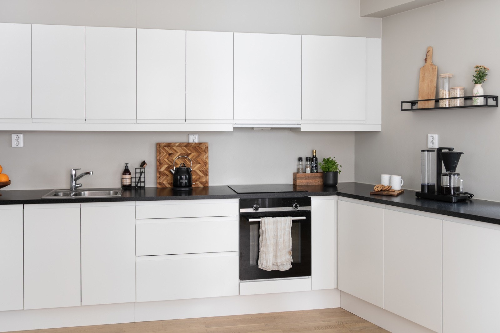 I kjøkkeninnredningen er godt med skapplass hvor du får plass til alt av teknisk utstyr Galleribilde