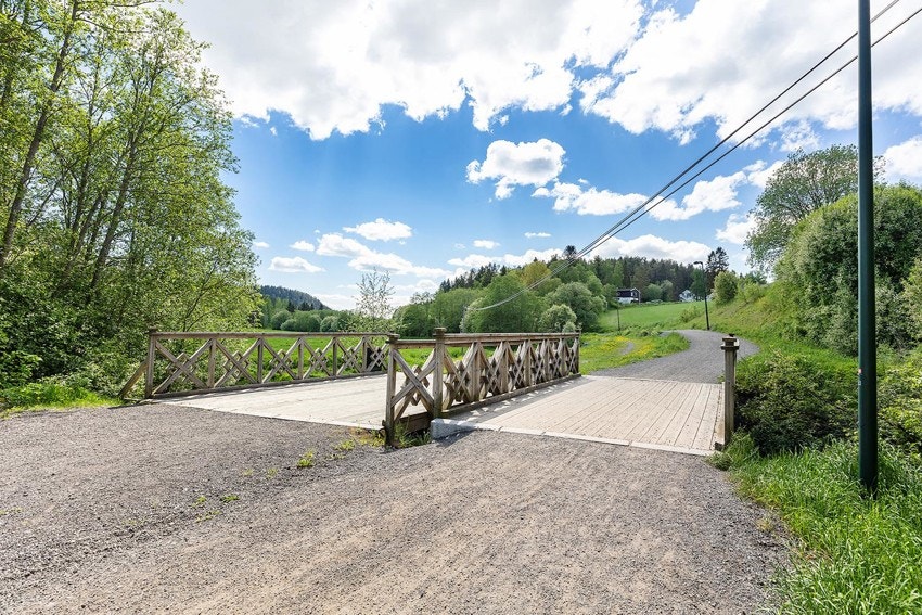 Nærhet til rekrasjonsområder med blant annet lysløype mot Losby. Østmarka som byr i tillegg på flere bade- og fiskevann samt nydelig turterreng. Galleribilde