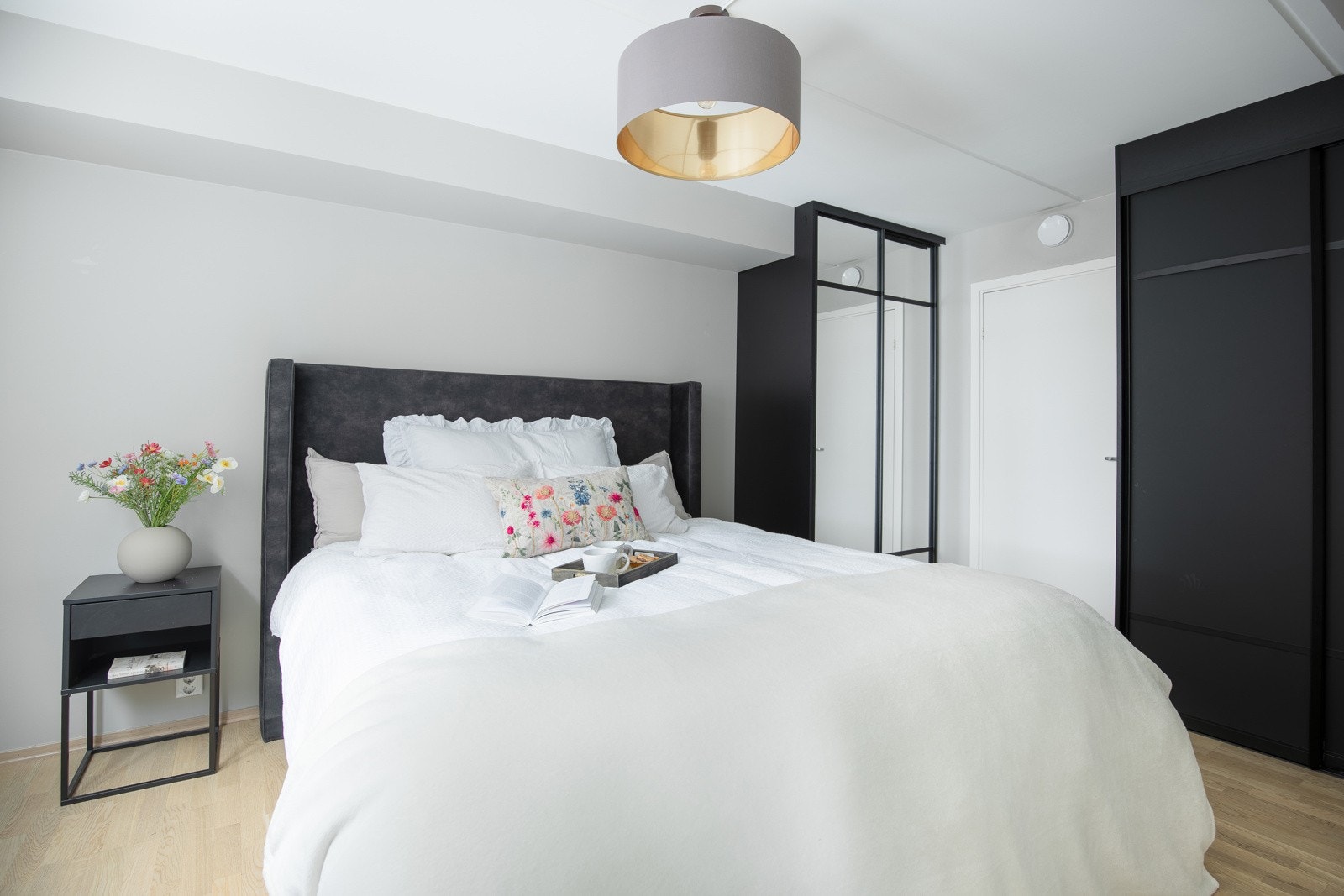 Lyst, trivelig og romslig soverom med god plass til dobbeltseng, nattbord og skyvedørsgarderobe. Direkte adkomst til en suite baderom Galleribilde