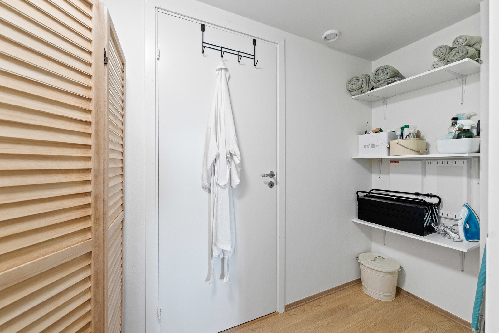 Teknisk rom/garderoberom mellom hovedsoverom og bad Galleribilde