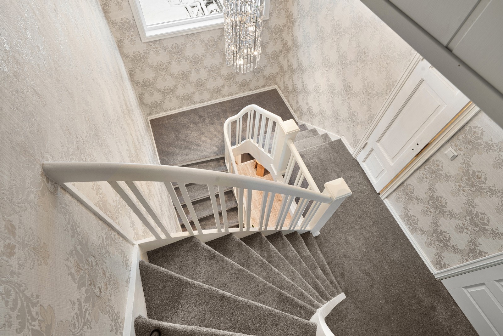 Boligen er fordelt over 3 plan og fremstår svært innholdsrik.