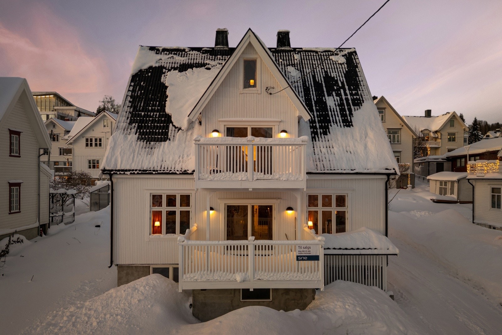 En flott og herskapelig villaeiendom med svært etterspurt beliggenhet i et av Tromsøs mest attraktive boligområder.