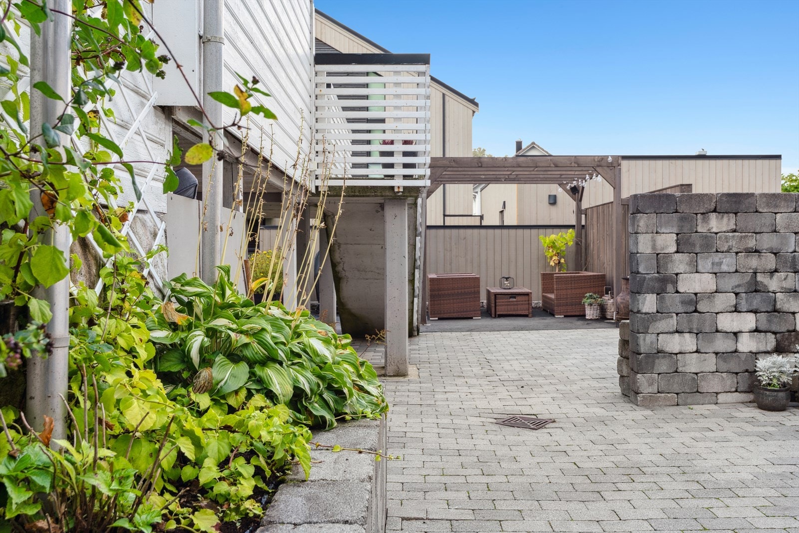 Pen opparbeidet eiendom med lettstelte uteområder. Galleribilde