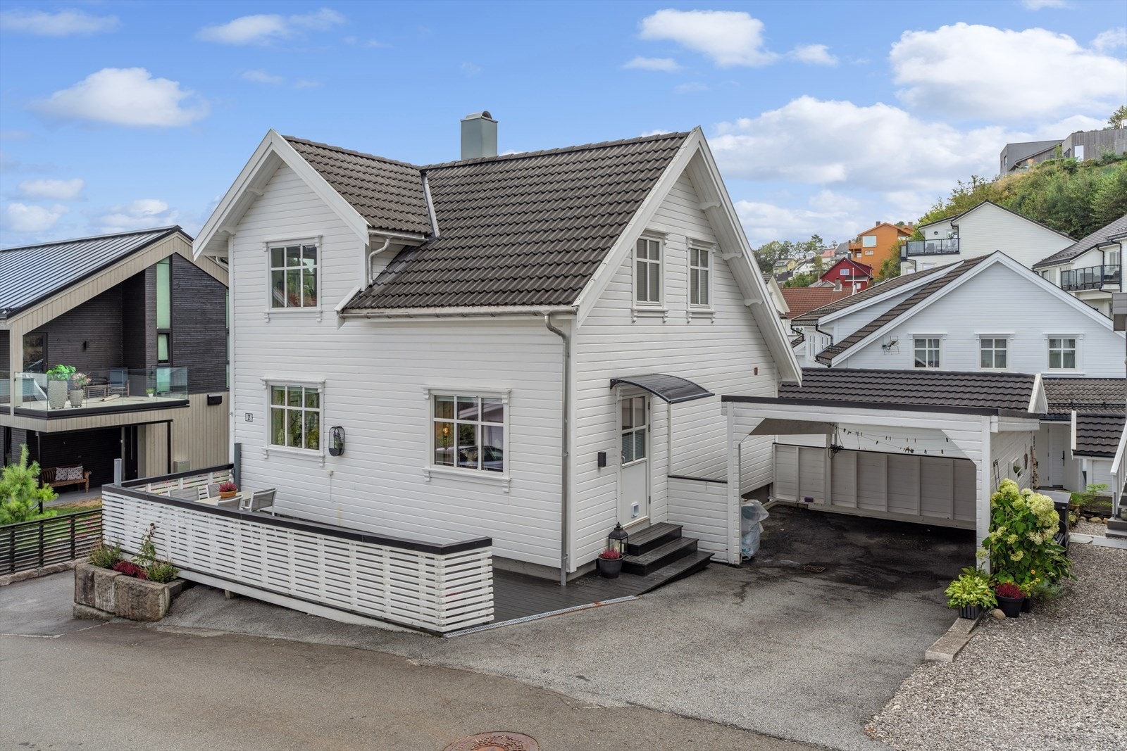 God parkering på begge sider av huset. Galleribilde