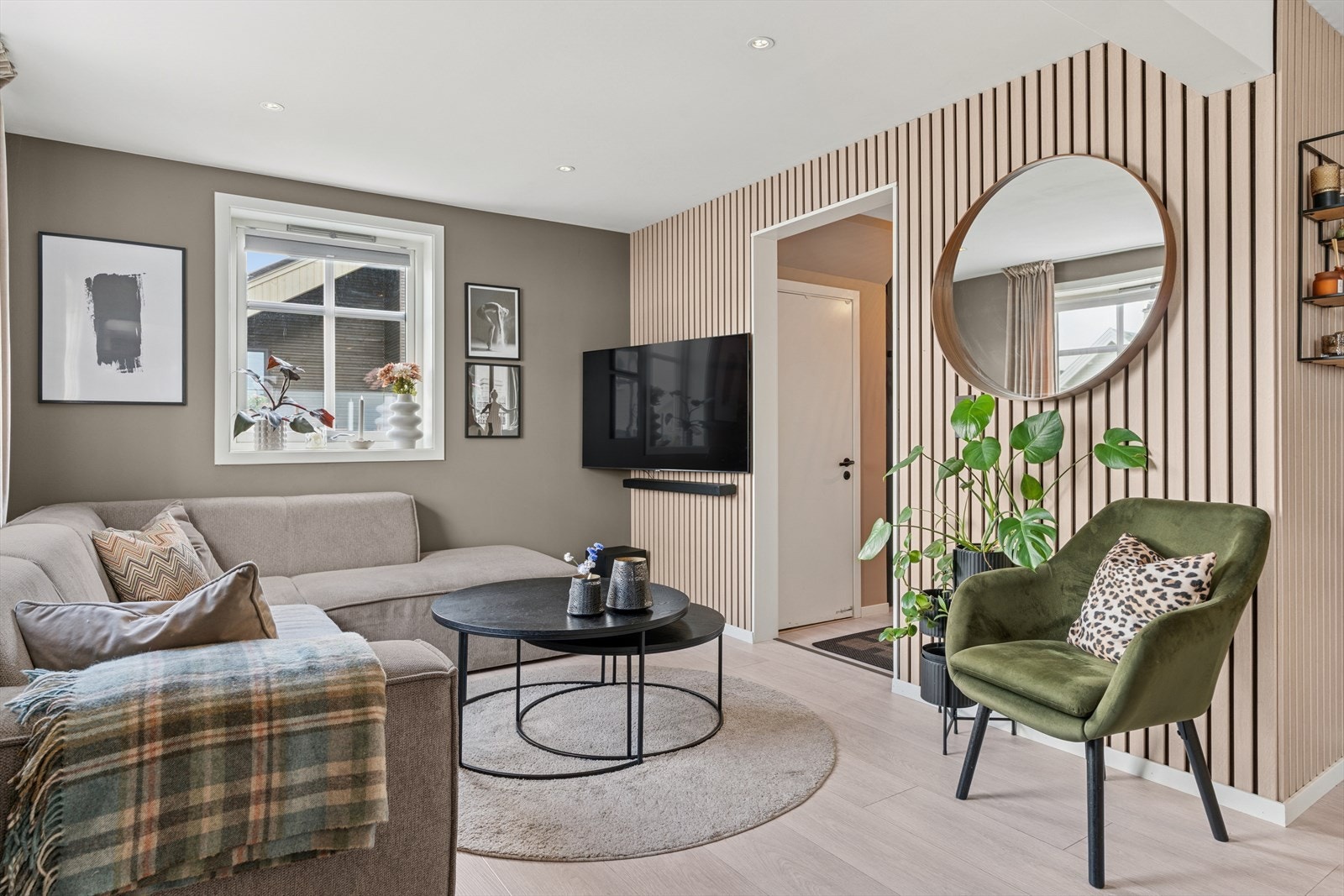 Det er laminat på gulvet, vegger malt i flotte fargetoner og downlights i taket. Galleribilde