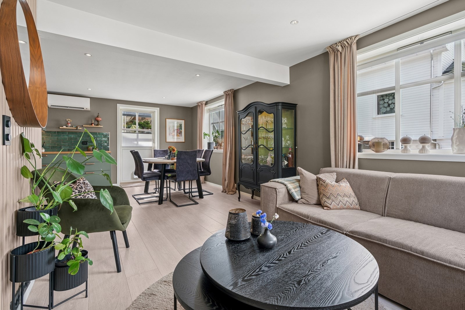 Rommet kombinerer stue og kjøkken i en åpen og sosial løsning. Galleribilde