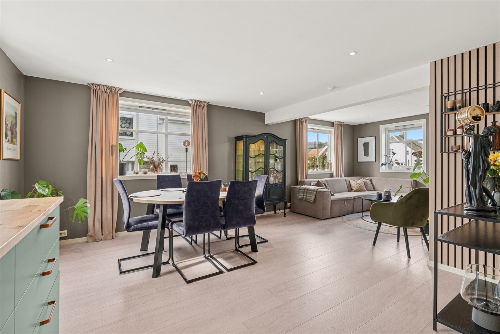 Pen enebolig fra 1918, oppgradert i 2013 og 2024. Galleribilde