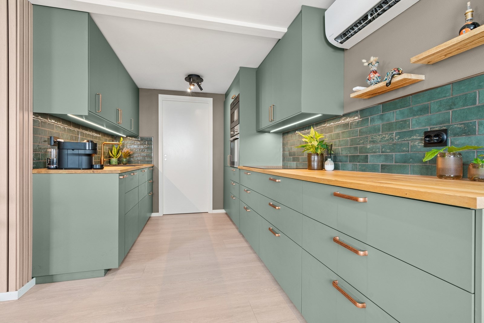 En lekker innredning med både over- og underskap, hvor det er belysning under overskapene. Galleribilde