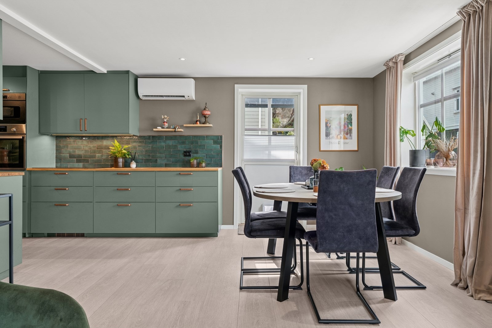 Det er installert varmepumpe, som sikrer en behagelig temperatur uavhengig av årstiden. Galleribilde