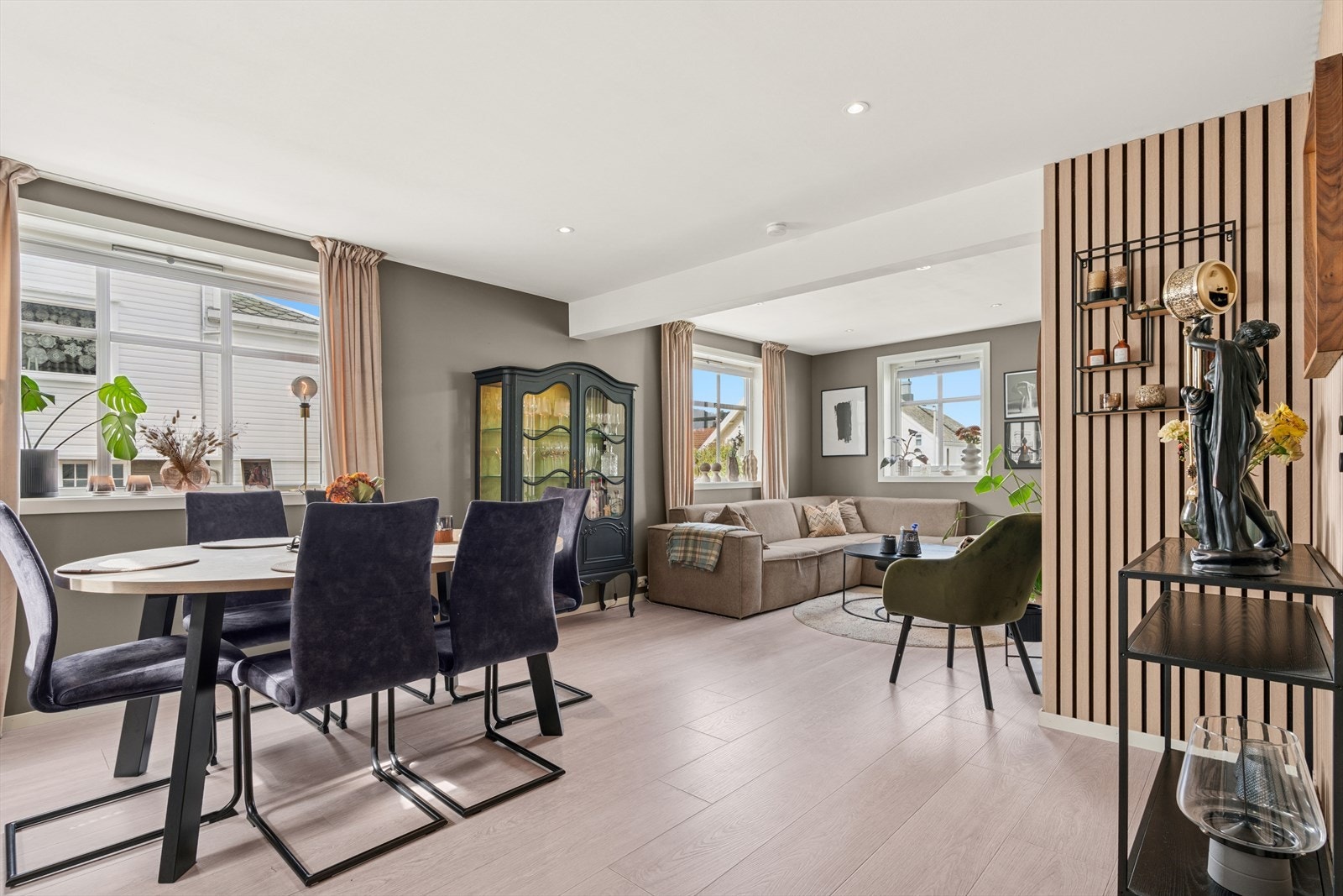 Boligen har et lekkert oppholdsrom som ble pusset opp i 2024. Galleribilde