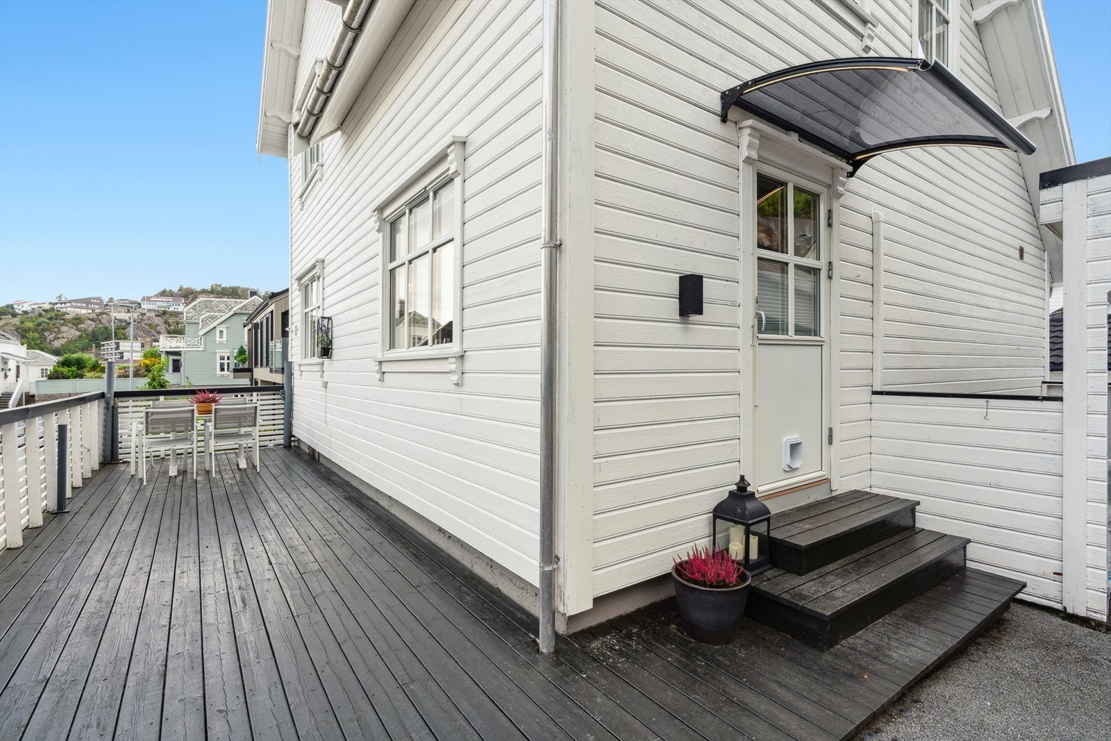 Fra oppholdsrommet er det utgang til en romslig terrasse med plass til både utemøbler og grill. Galleribilde