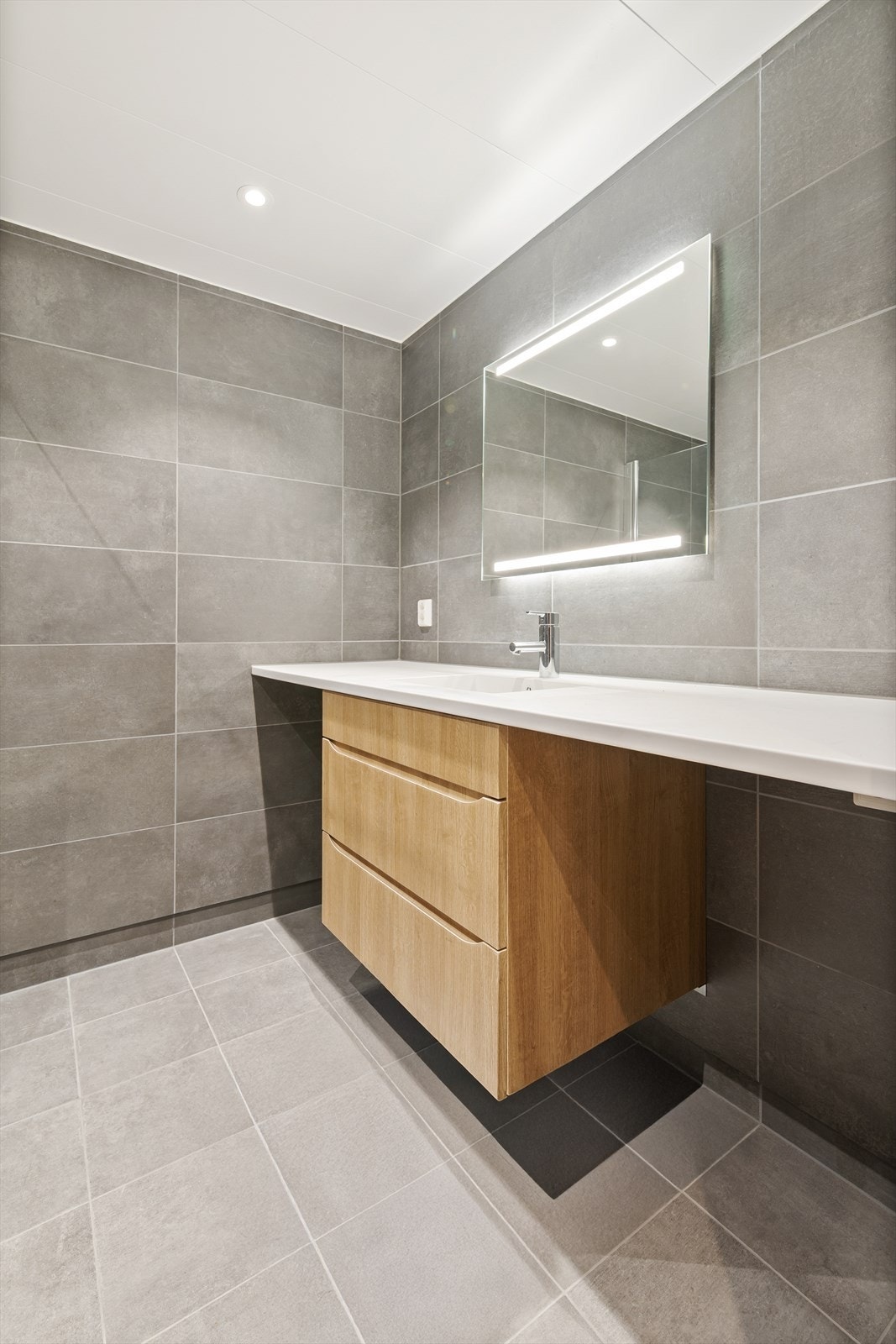 Lekkert flislagt bad Galleribilde