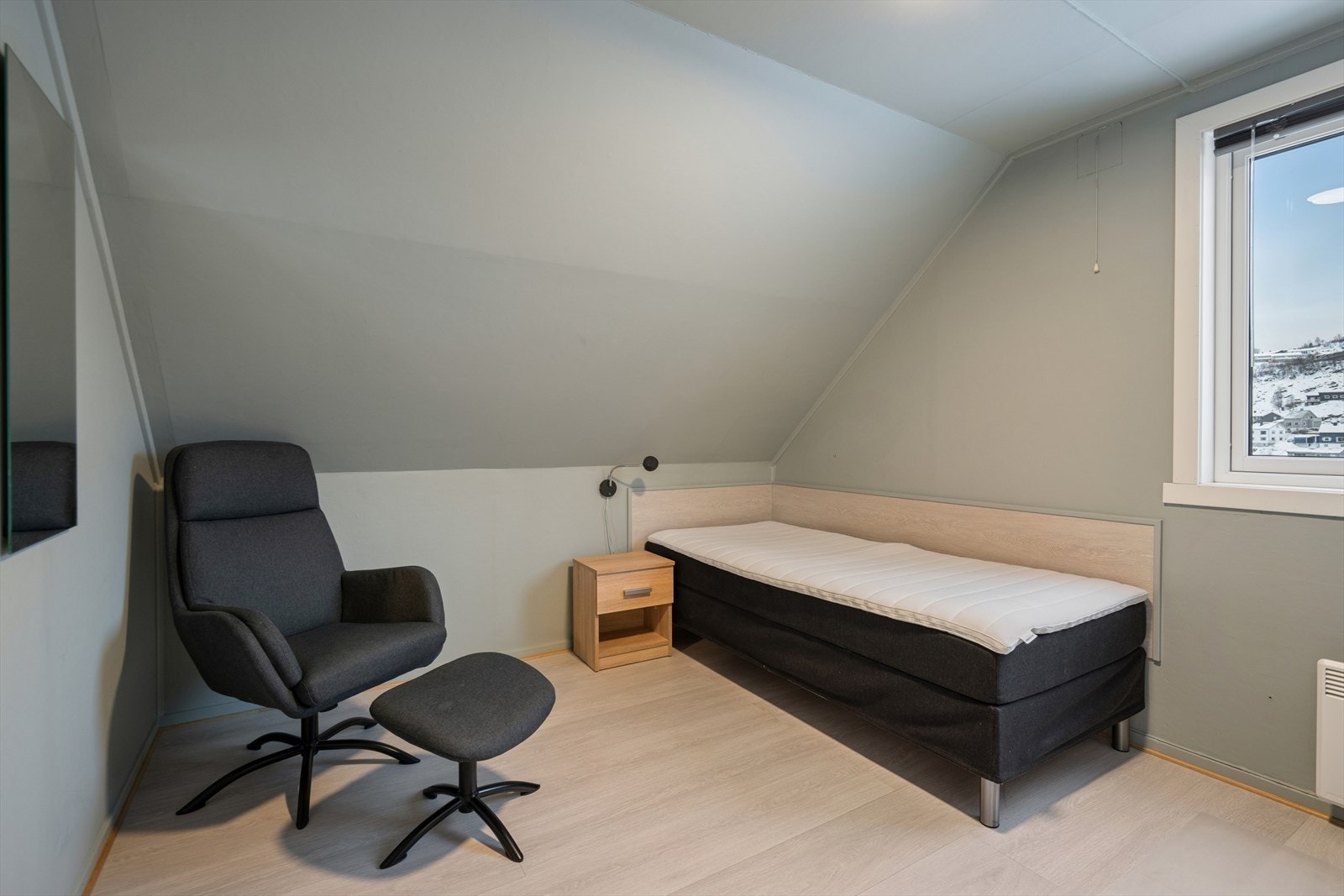 Soverom 6 - Rom nr 5 og 6 har et praktisk "kontor" -se plantegning. Innredet med kjøleskap og benkeplate. Galleribilde