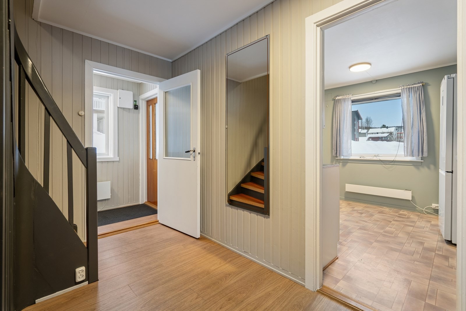 Entréen knytter alle etasjene sammen og har dør til yttergang hvor det er god plass til å henge fra seg yttertøy. Galleribilde