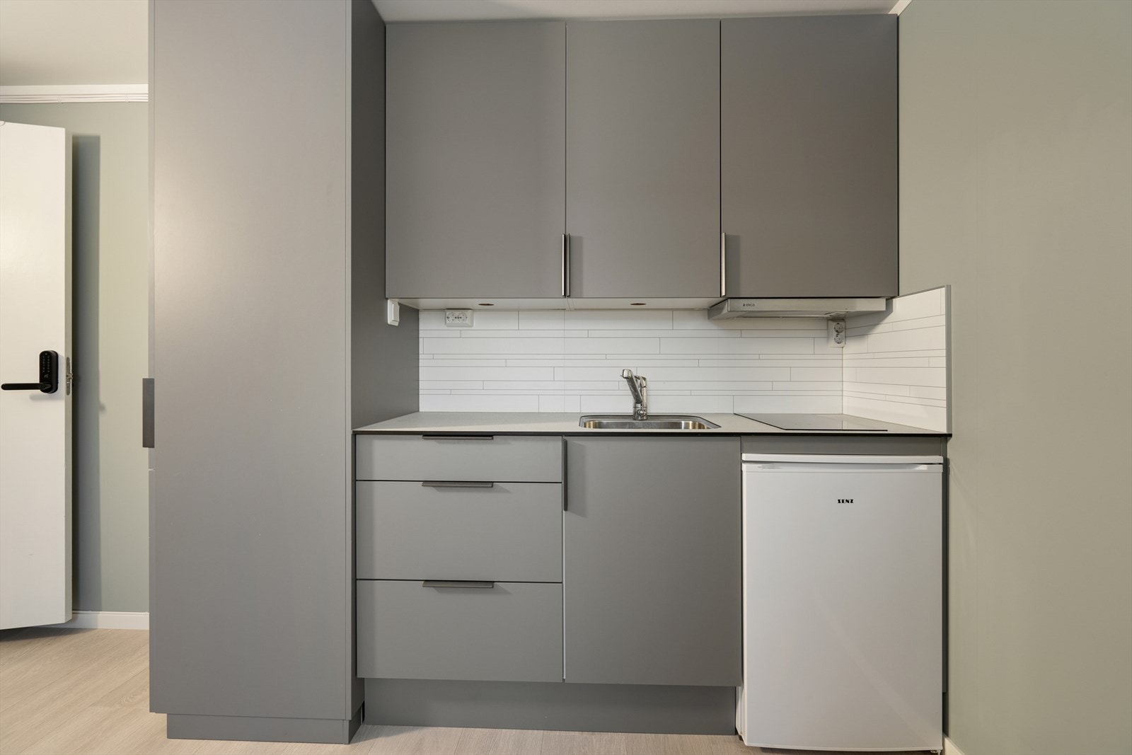 Hybelkjøkken i underetasjen på det største rommet på 11,4 kvm. Galleribilde