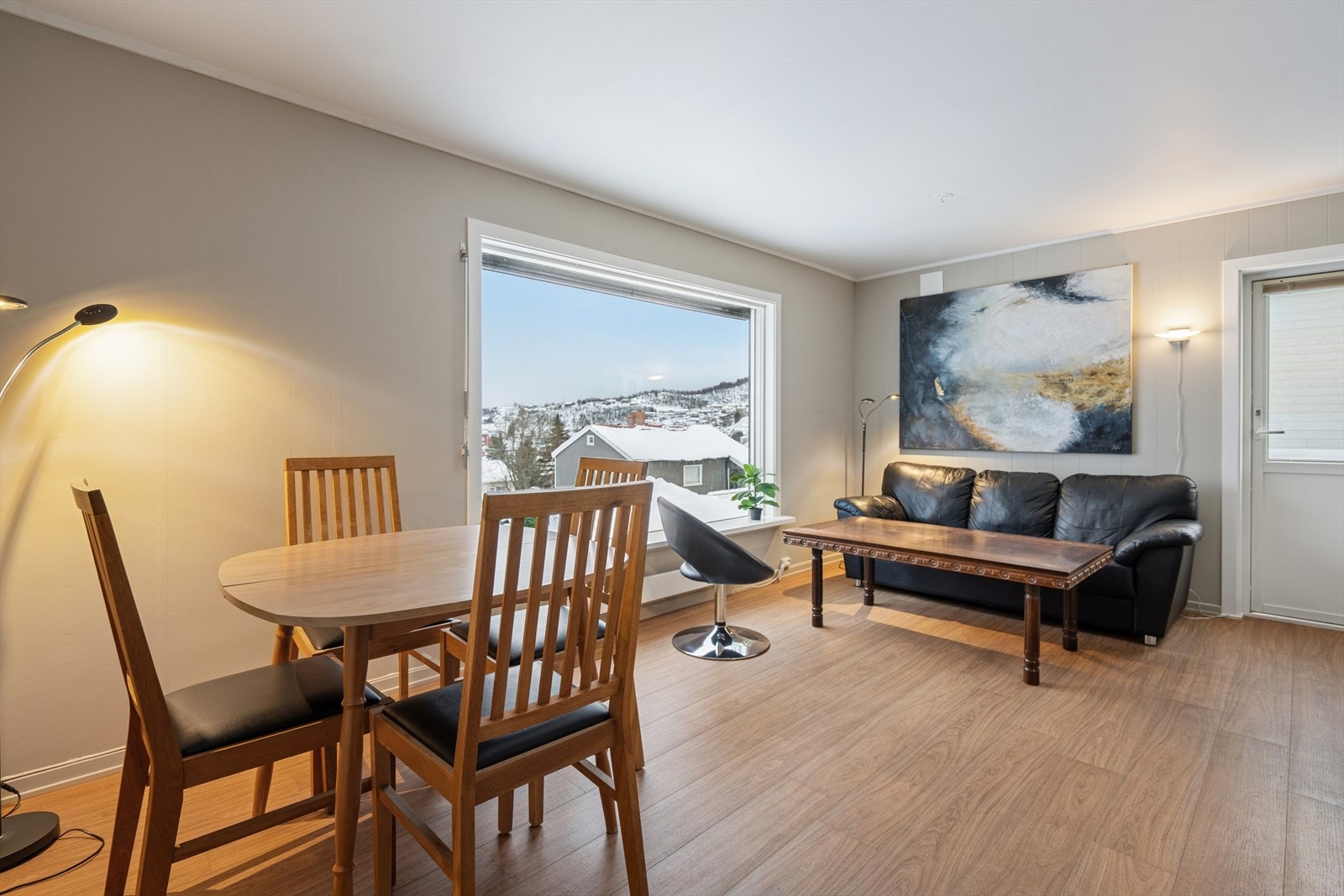 God plass til spisesone og tv-stue. Galleribilde