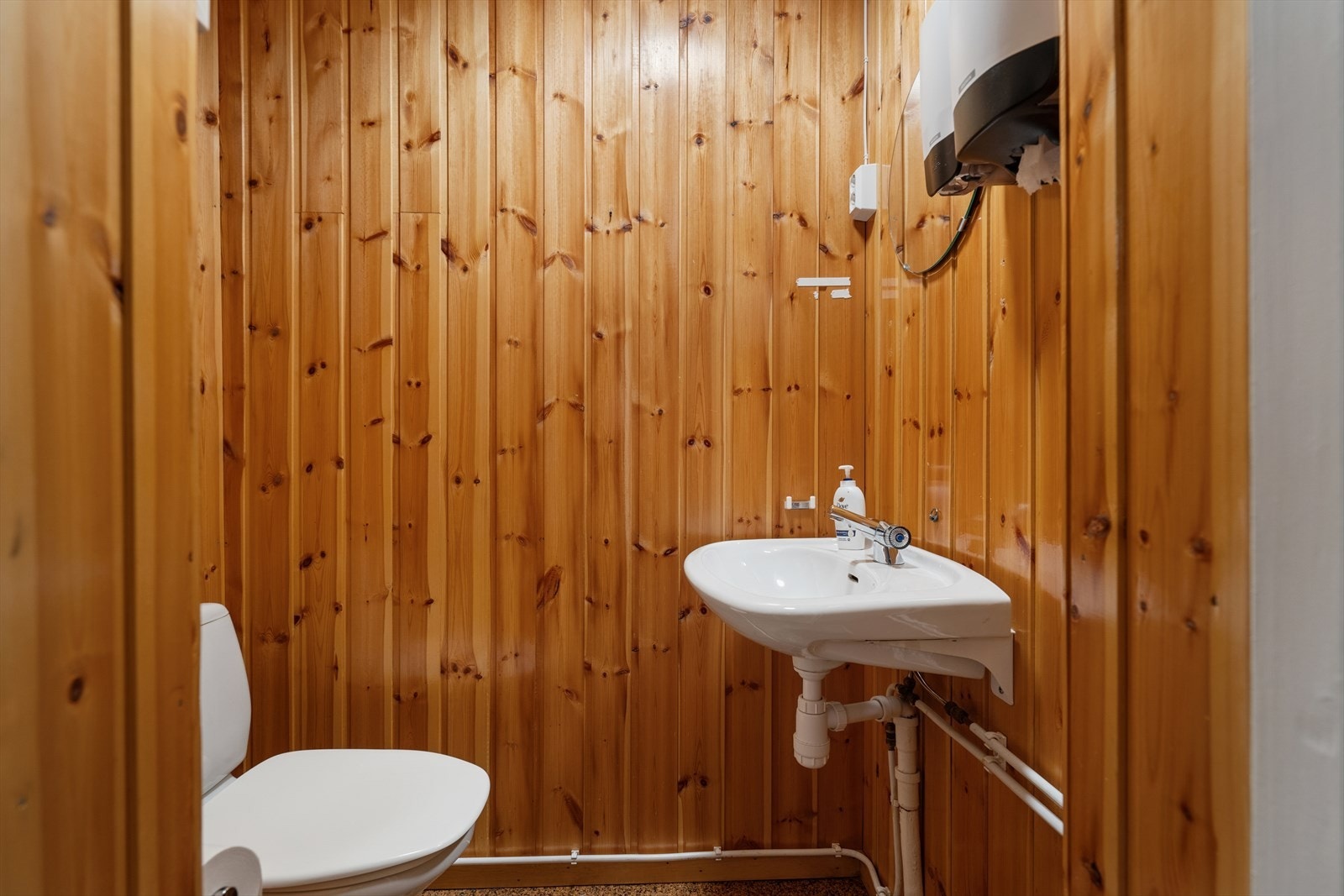 Toalettrom i underetasjen. Galleribilde