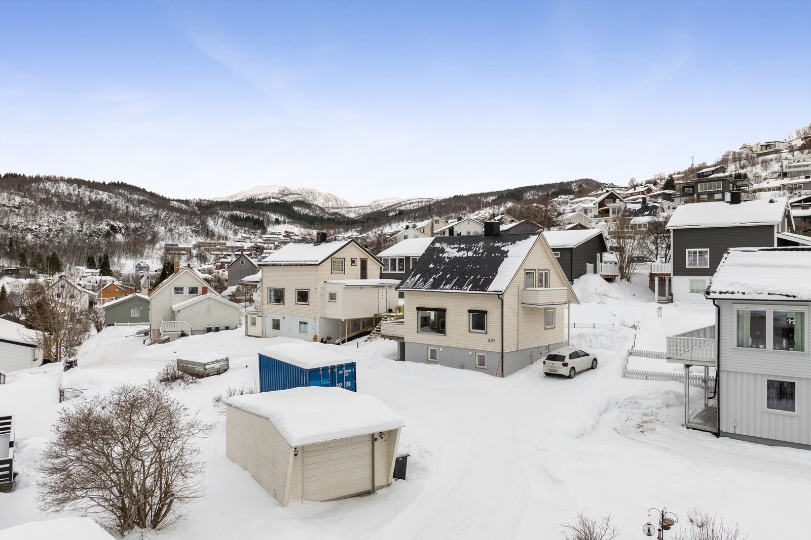 Eiendommen er i dag innredet og benyttet som hybelhus med totalt 8 soverom, hvorav ett med eget hybelkjøkken. Se pkt. ferdigattest for lovlighetsmangler. Galleribilde