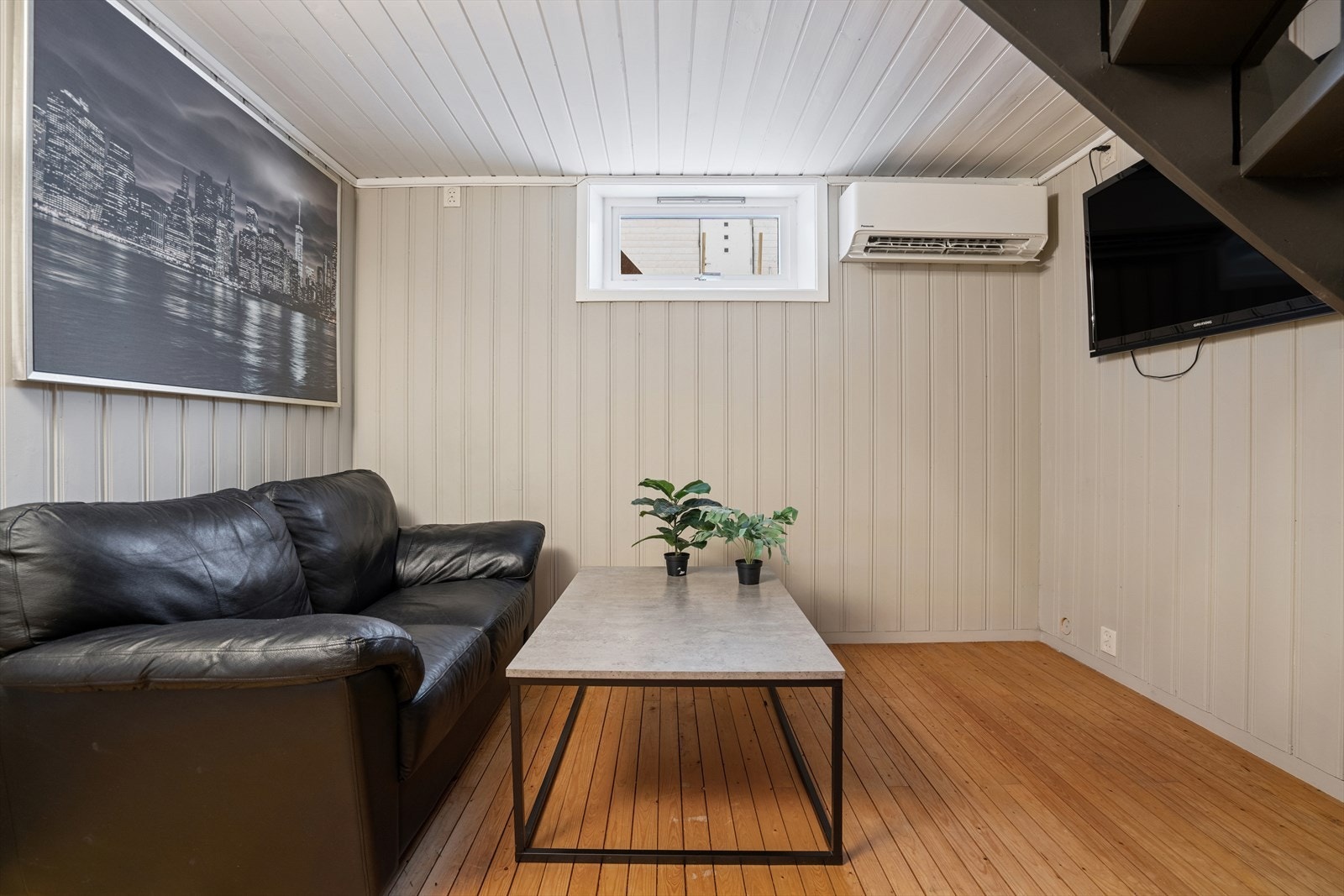 Kjellerstue i underetasjen. Galleribilde