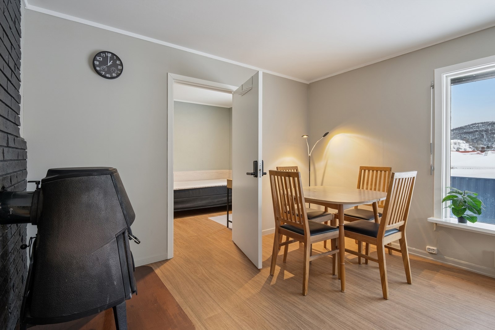 Det er et soverom i forlengelsen av stuen. Dette var opprinnelig en del av stuen i følge originale byggetegninger. Galleribilde