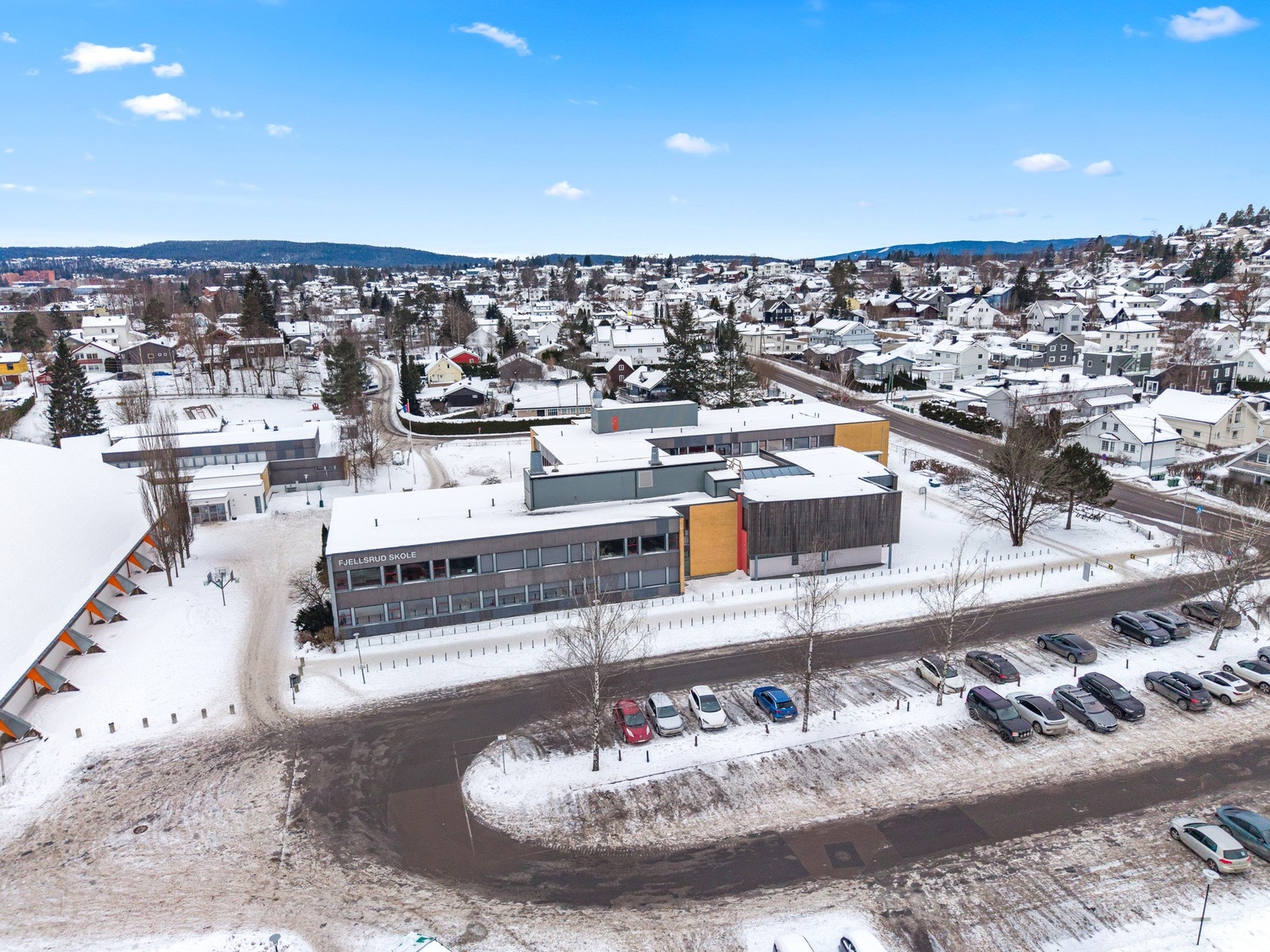 Det er ca. 2 kilometer til Fjellsrud skole (8-10. klasse). Galleribilde